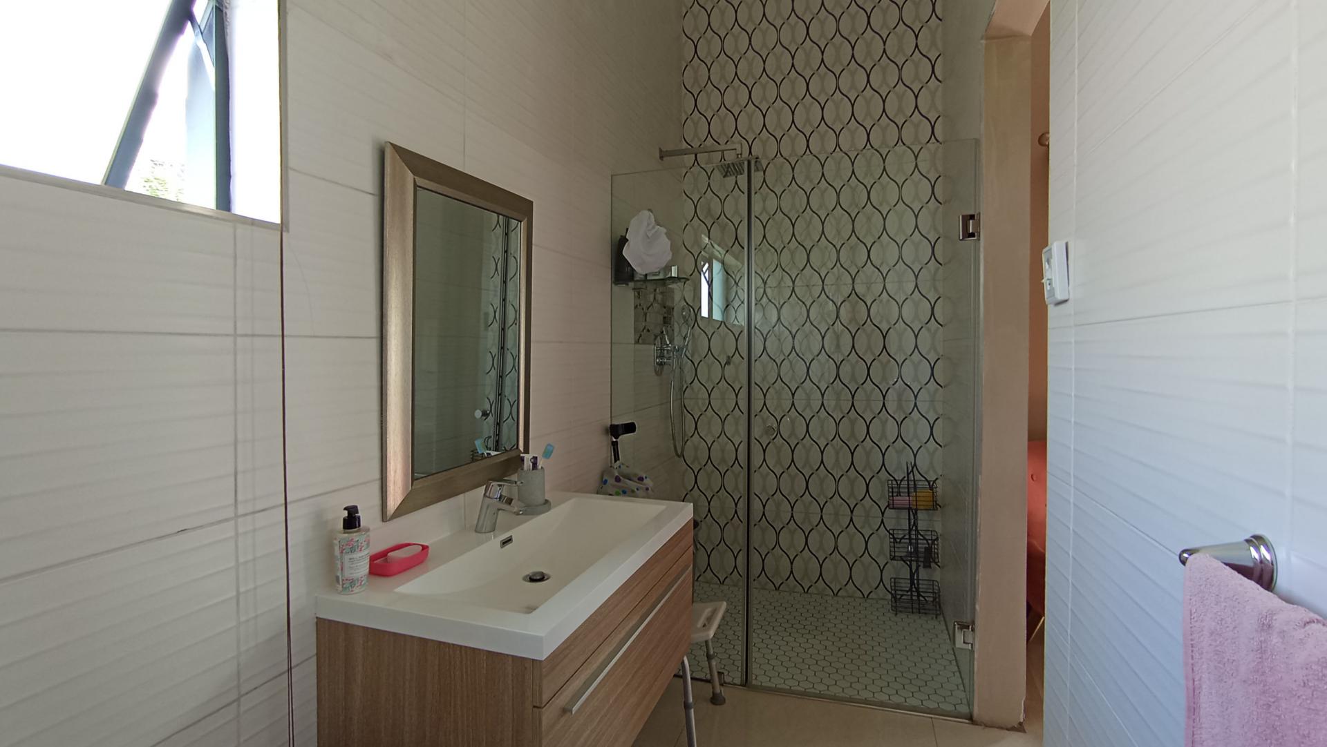 Bathroom 2 - 8 square meters of property in Copperleaf Golf and Country Estate