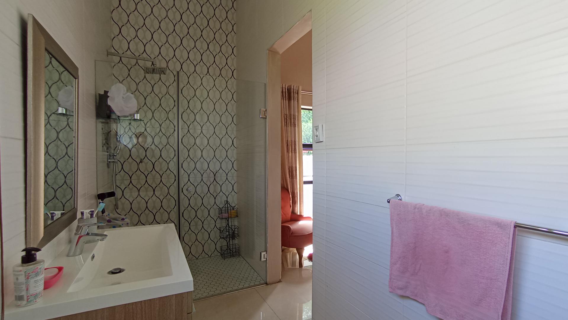 Bathroom 2 - 8 square meters of property in Copperleaf Golf and Country Estate