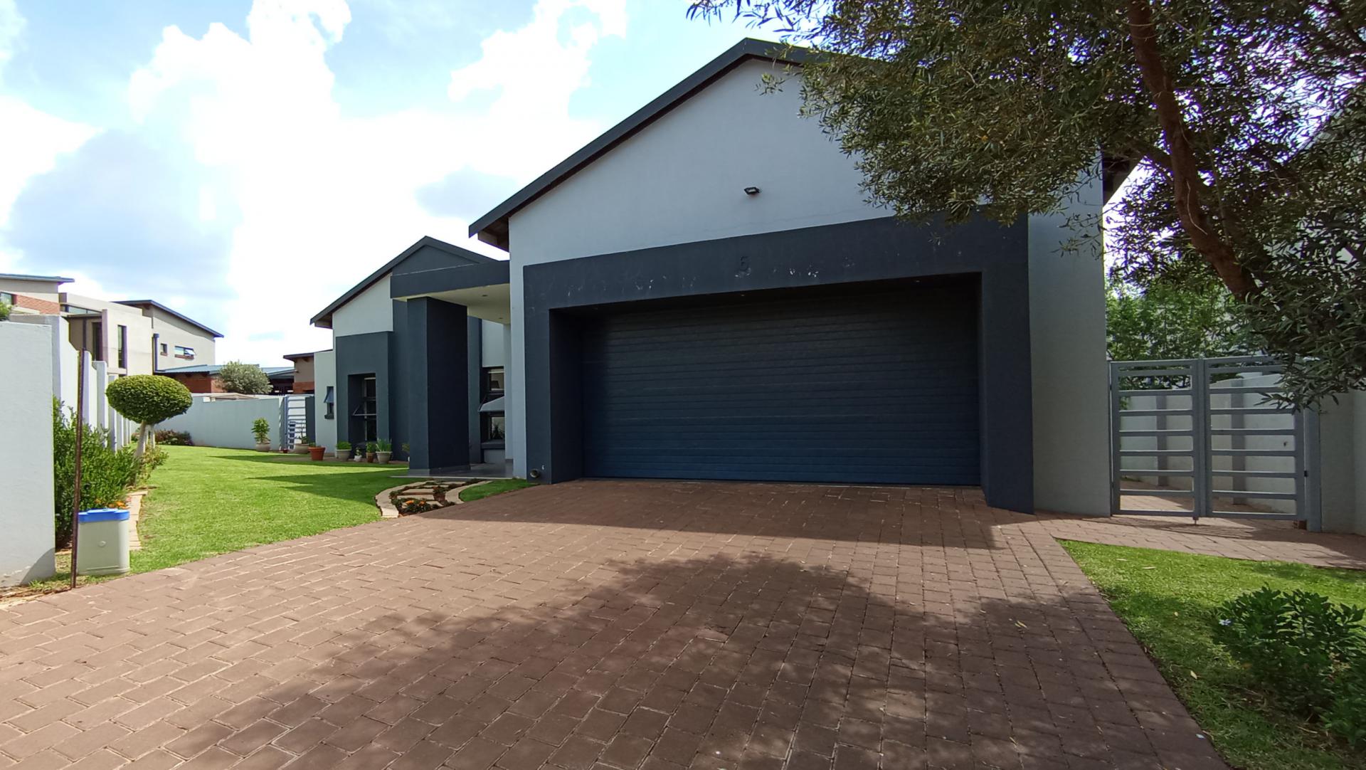 Front View of property in Copperleaf Golf and Country Estate