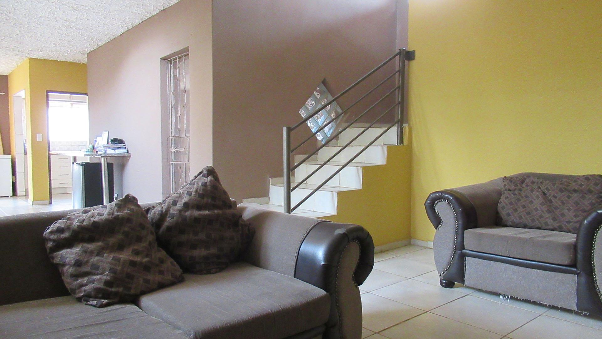 Lounges - 87 square meters of property in Ennerdale