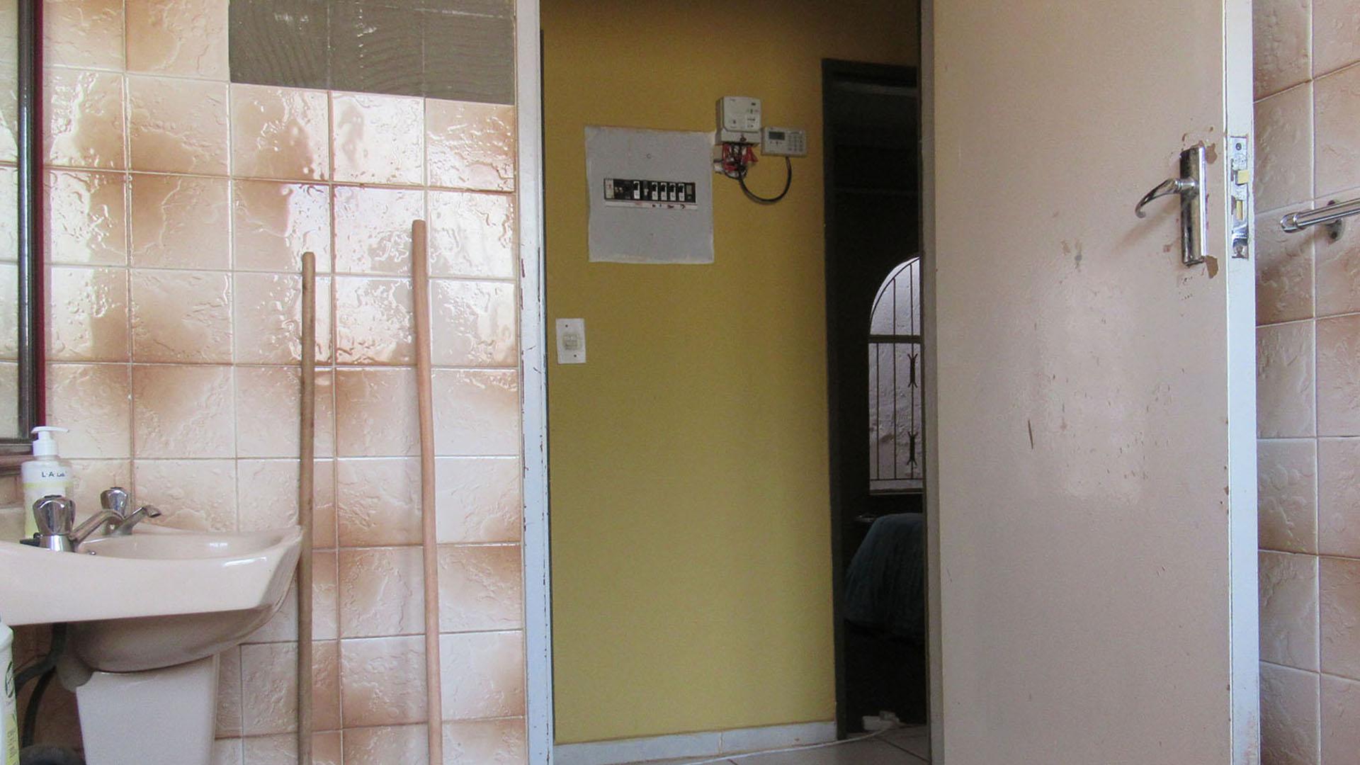 Bathroom 1 - 4 square meters of property in Ennerdale