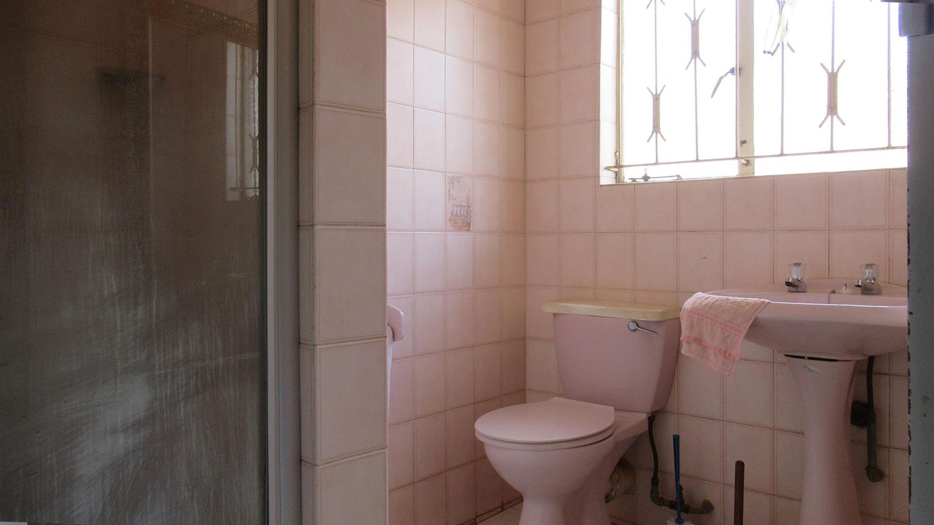Main Bathroom - 14 square meters of property in Ennerdale