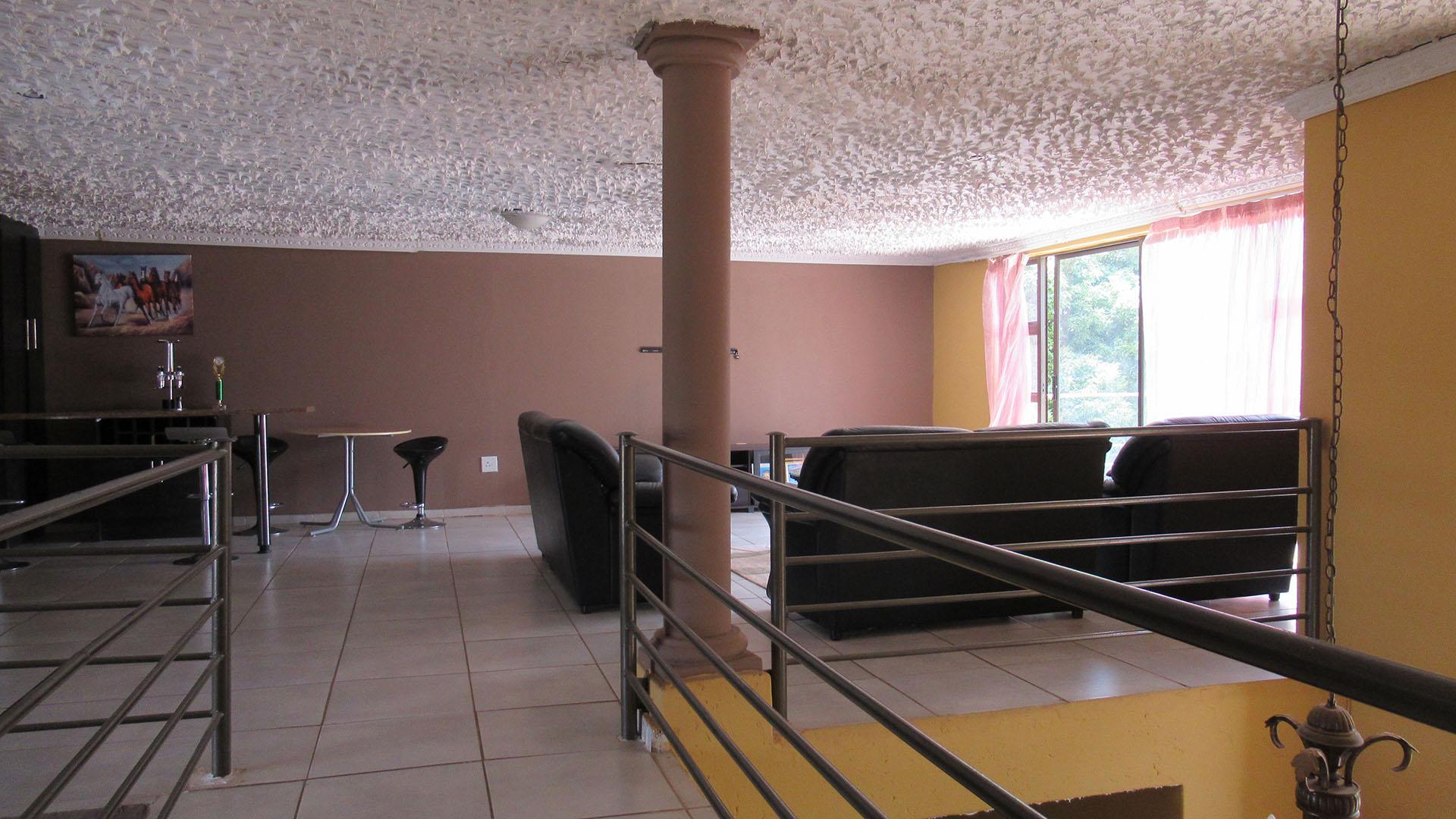 Spaces - 81 square meters of property in Ennerdale