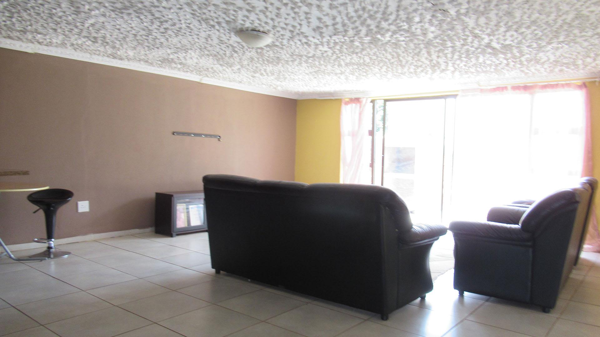 Lounges - 87 square meters of property in Ennerdale