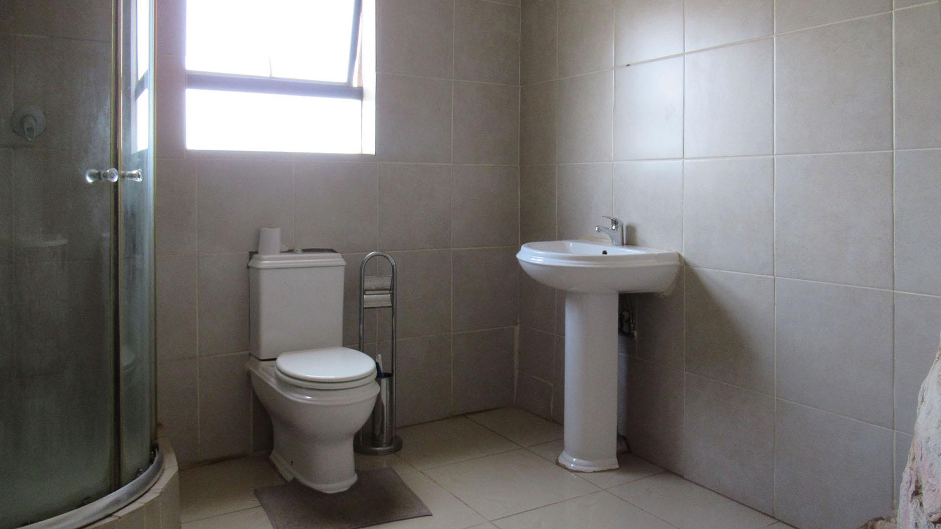 Main Bathroom - 14 square meters of property in Ennerdale