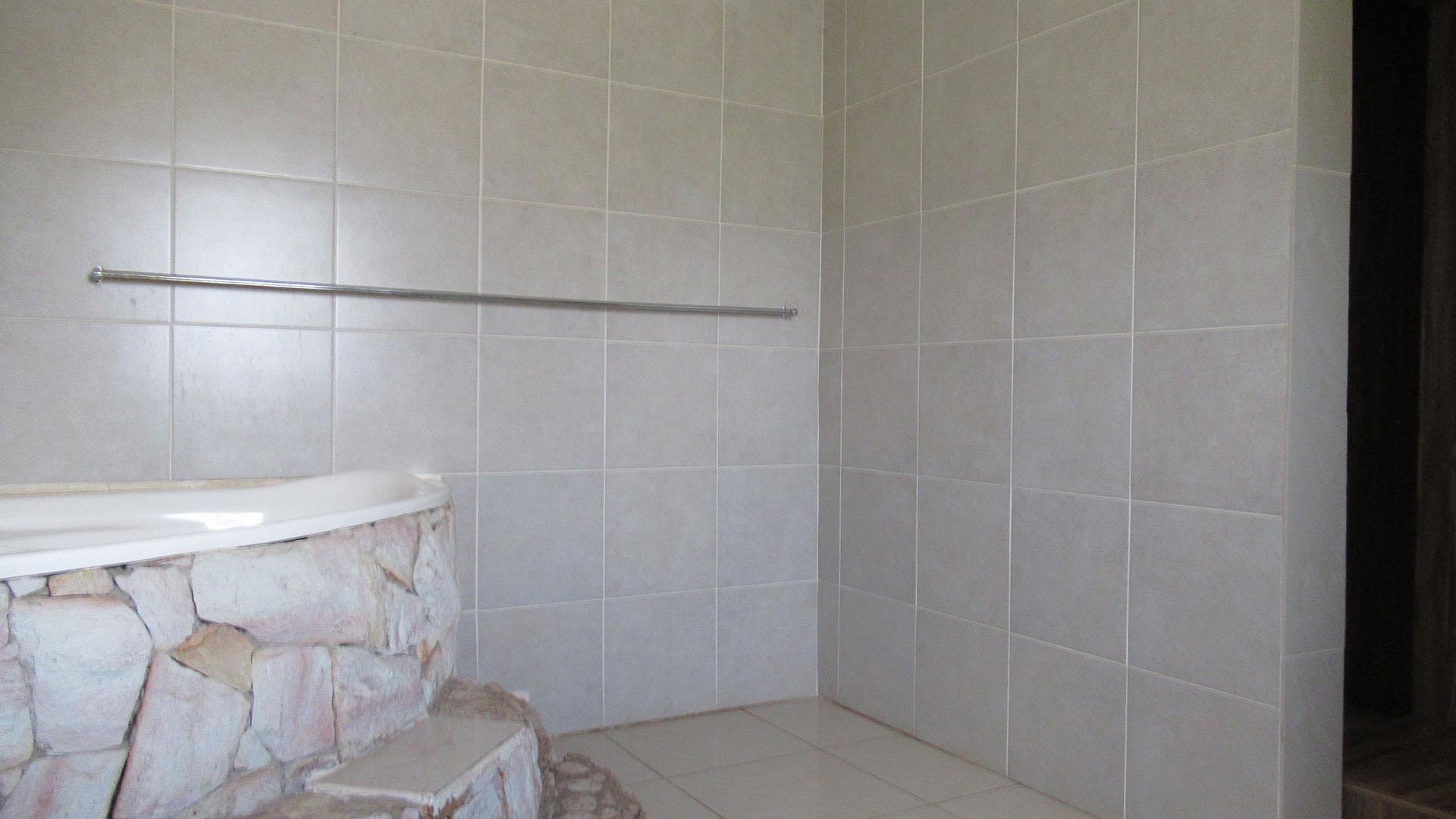 Main Bathroom - 14 square meters of property in Ennerdale