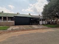 Front View of property in Geduld