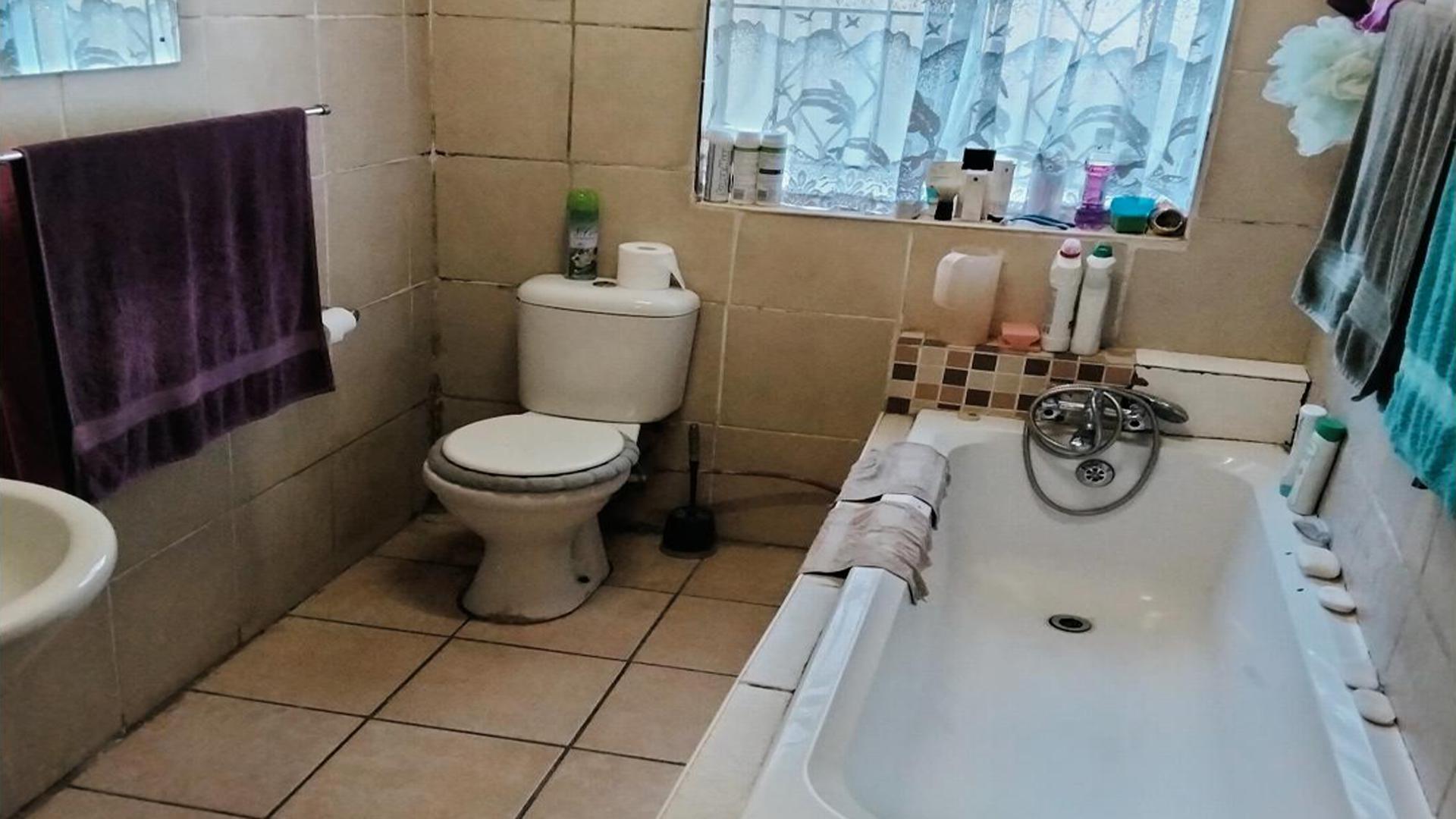 Bathroom 1 of property in Brakpan