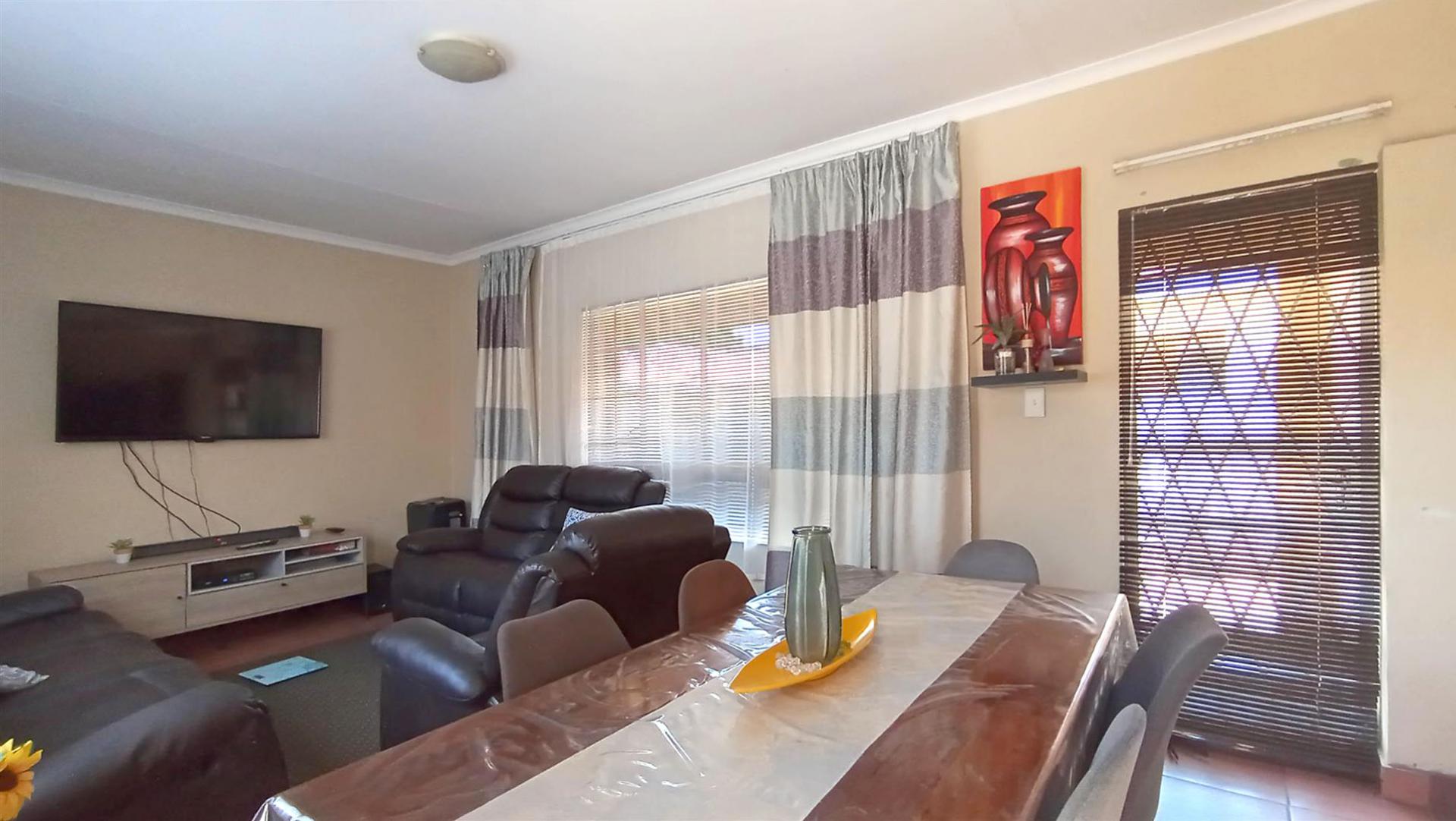 Dining Room - 9 square meters of property in Waterval East