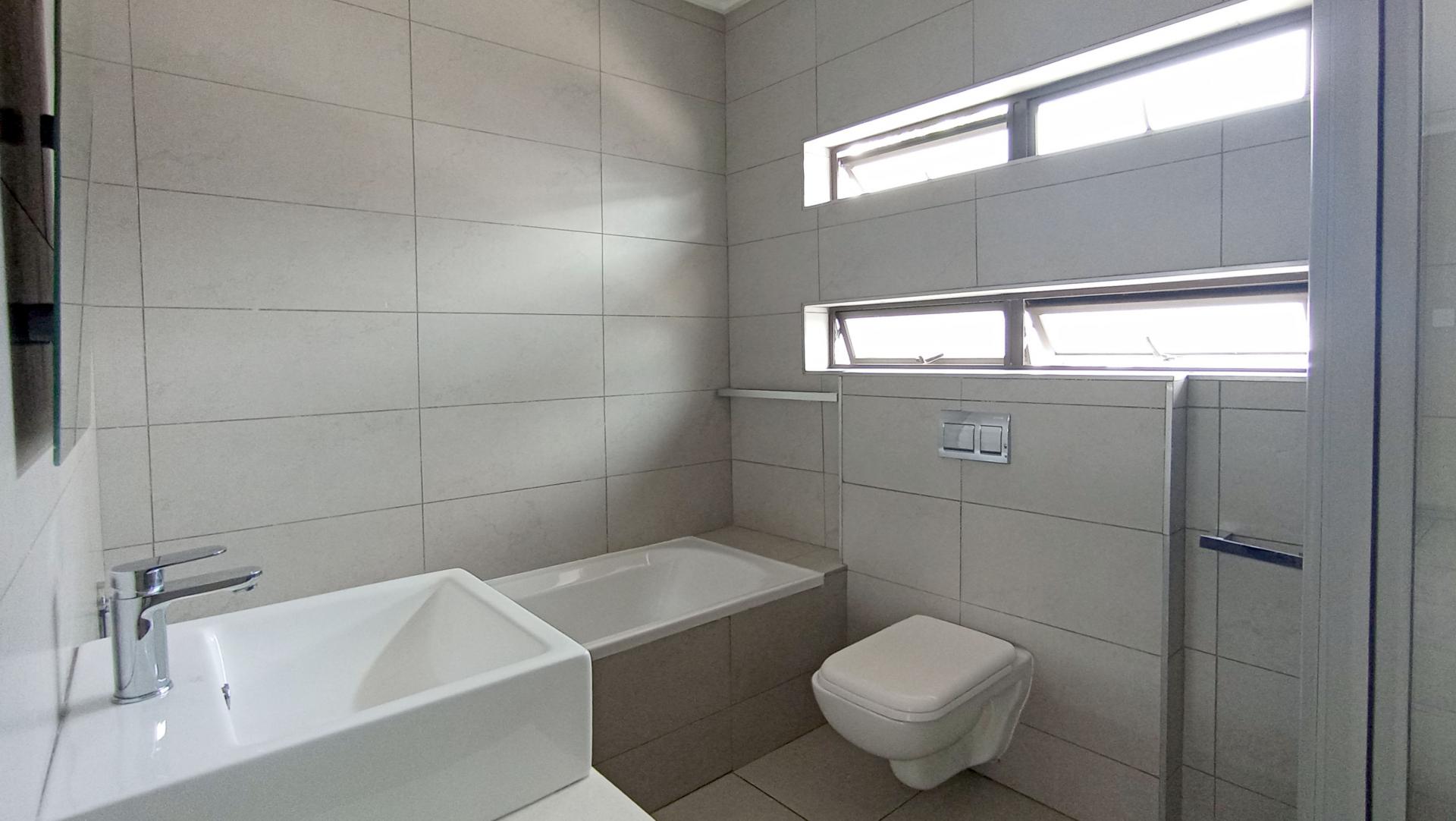 Bathroom 1 - 7 square meters of property in Petervale