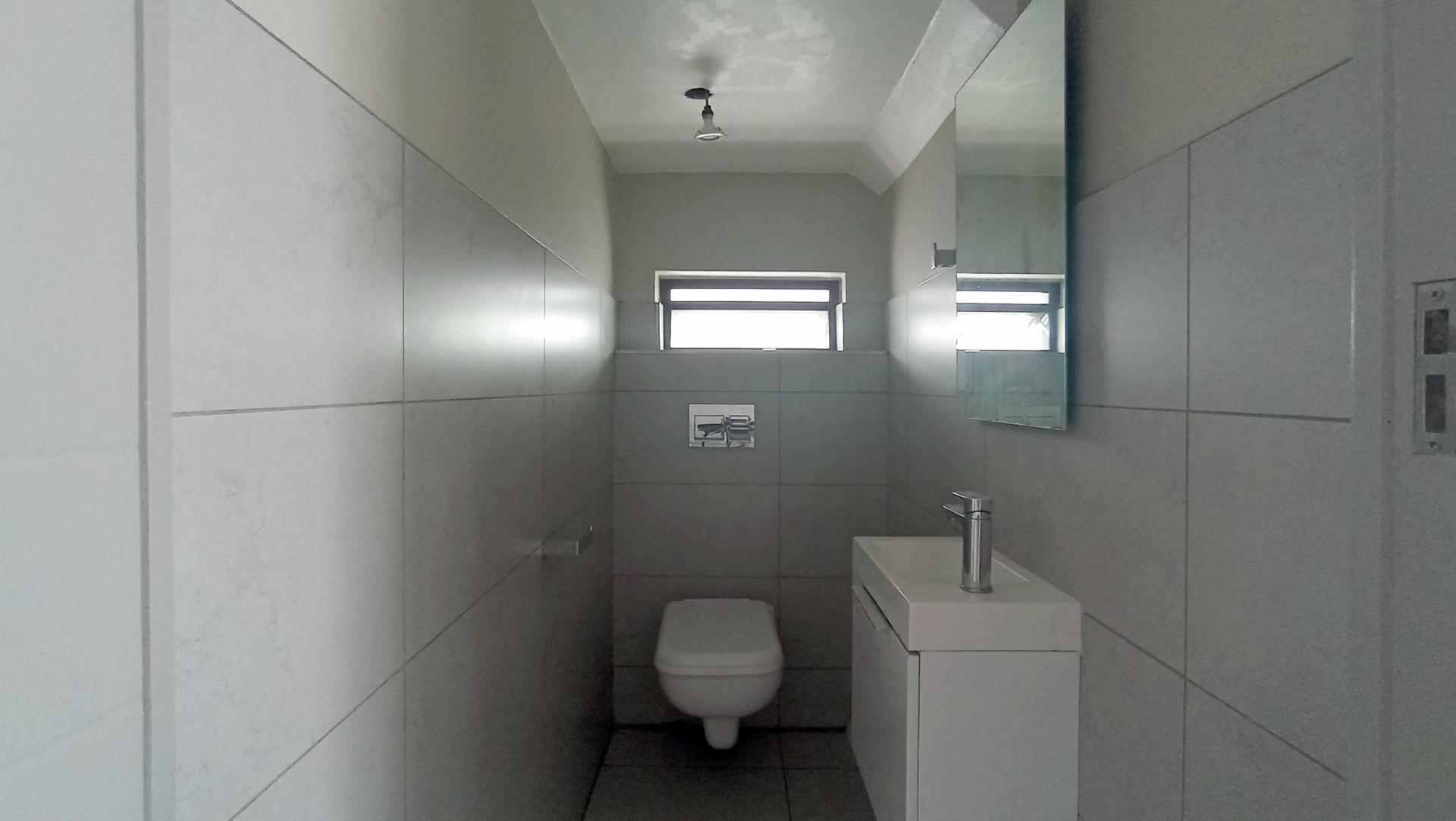 Guest Toilet - 2 square meters of property in Petervale