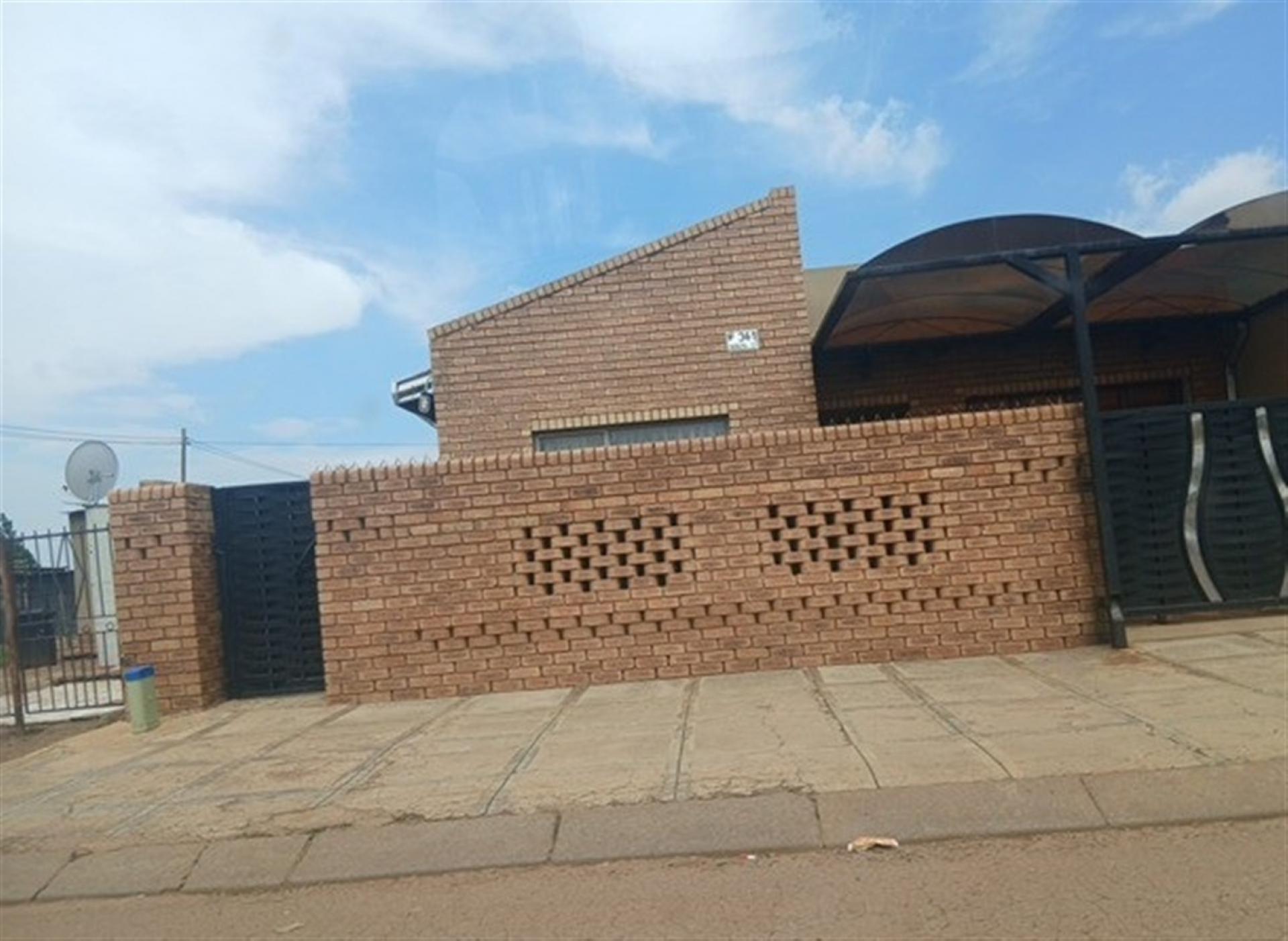 Front View of property in Alberton