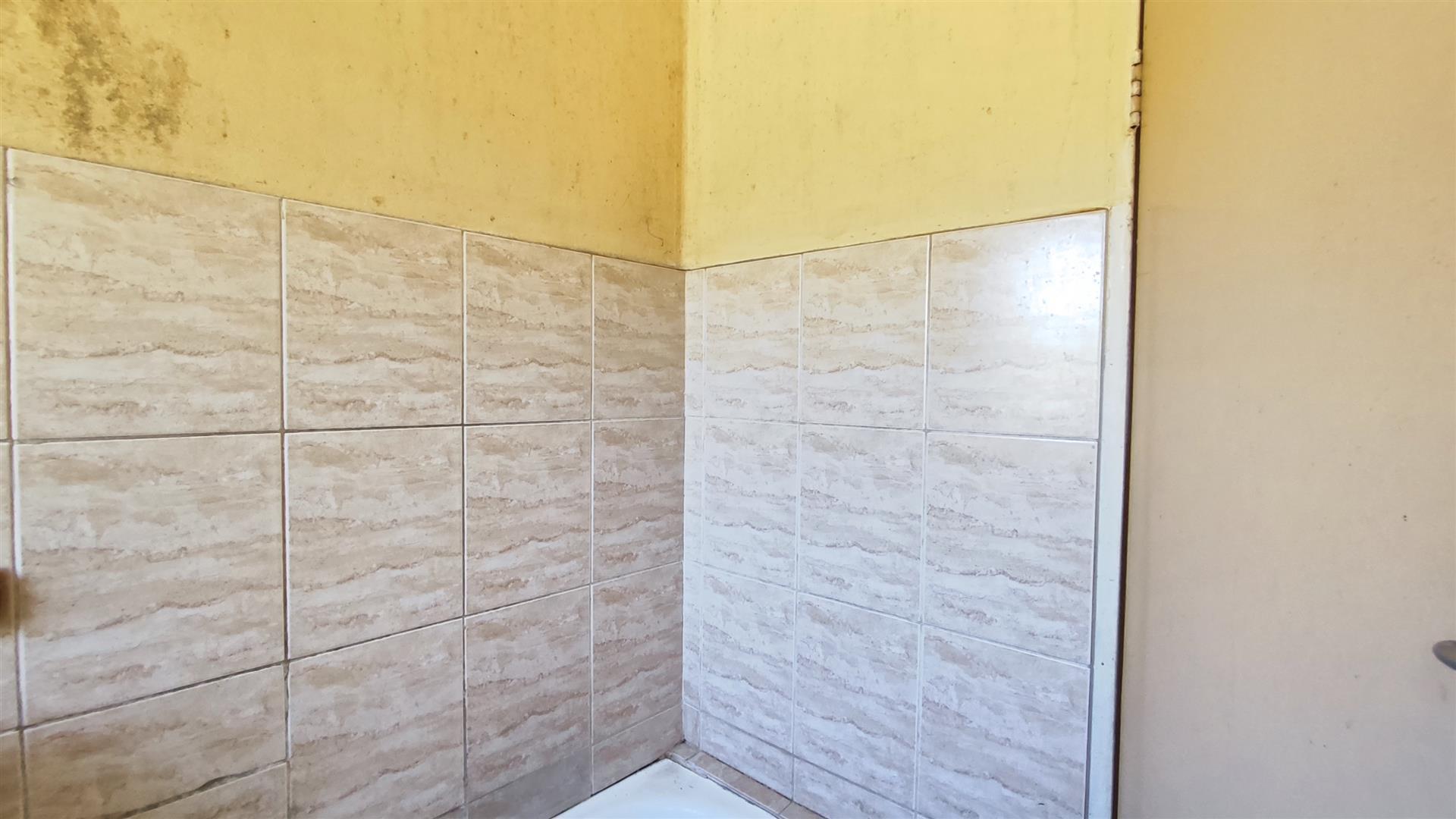 Bathroom 1 - 4 square meters of property in Vanderbijlpark
