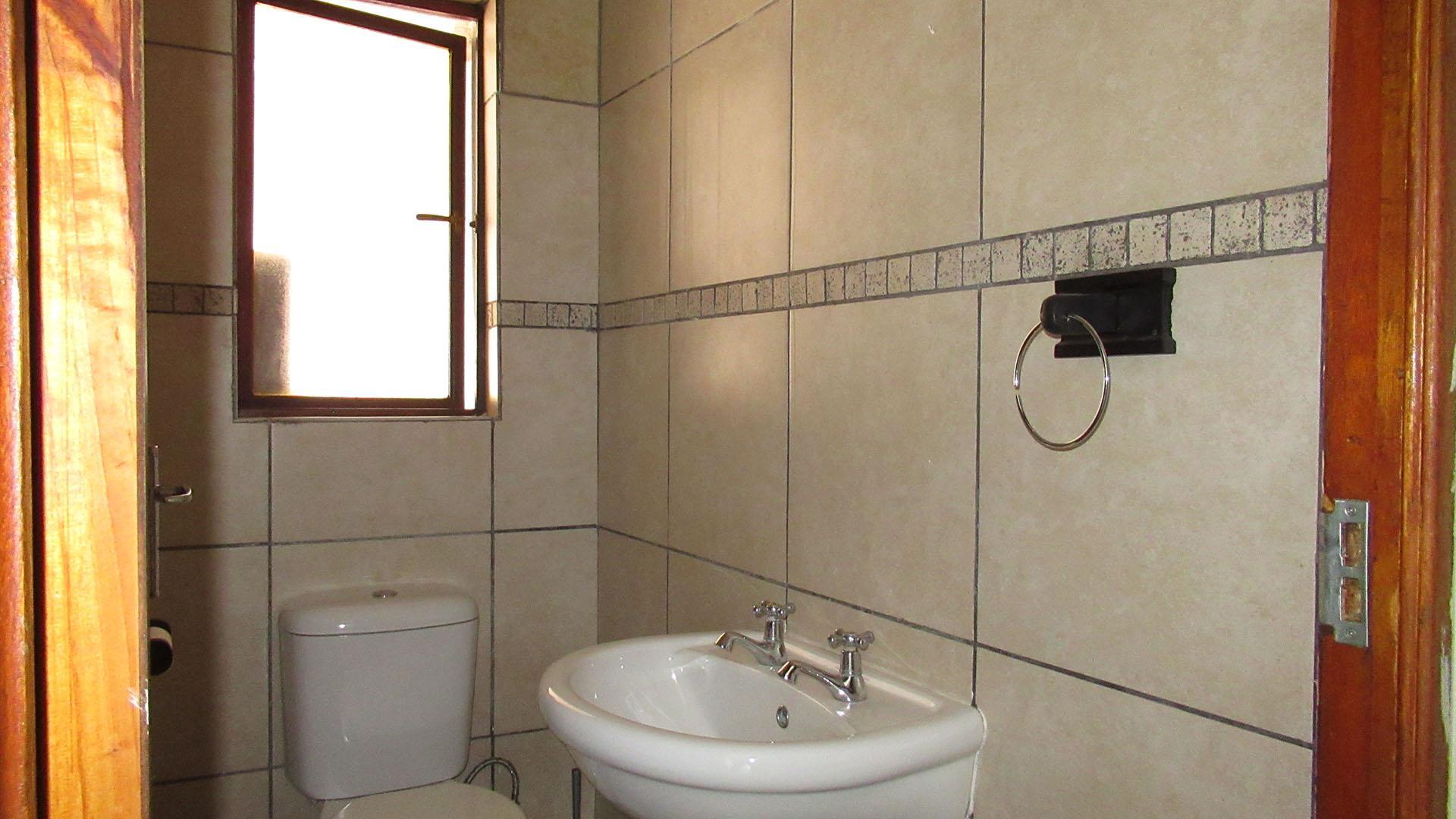 Bathroom 1 - 5 square meters of property in Greenhills