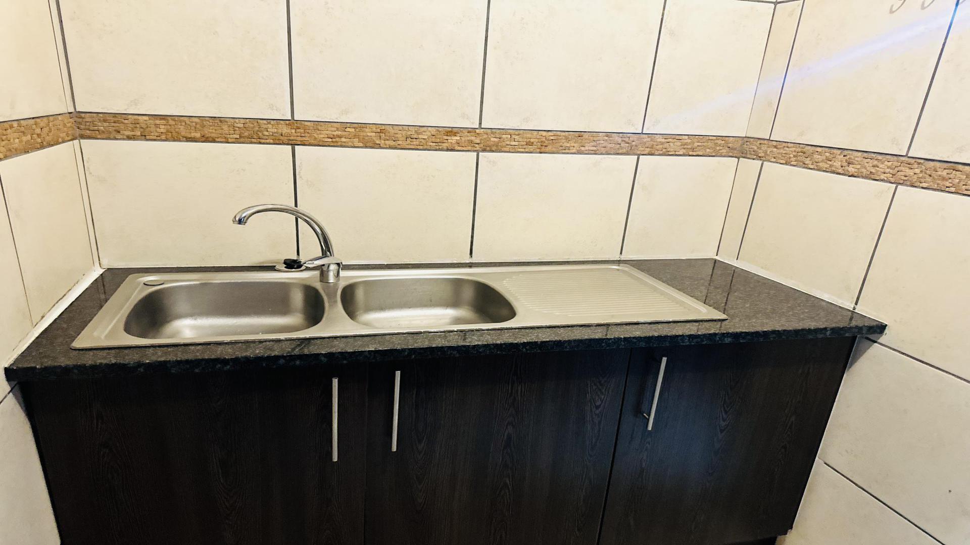 Kitchen - 9 square meters of property in Greenhills