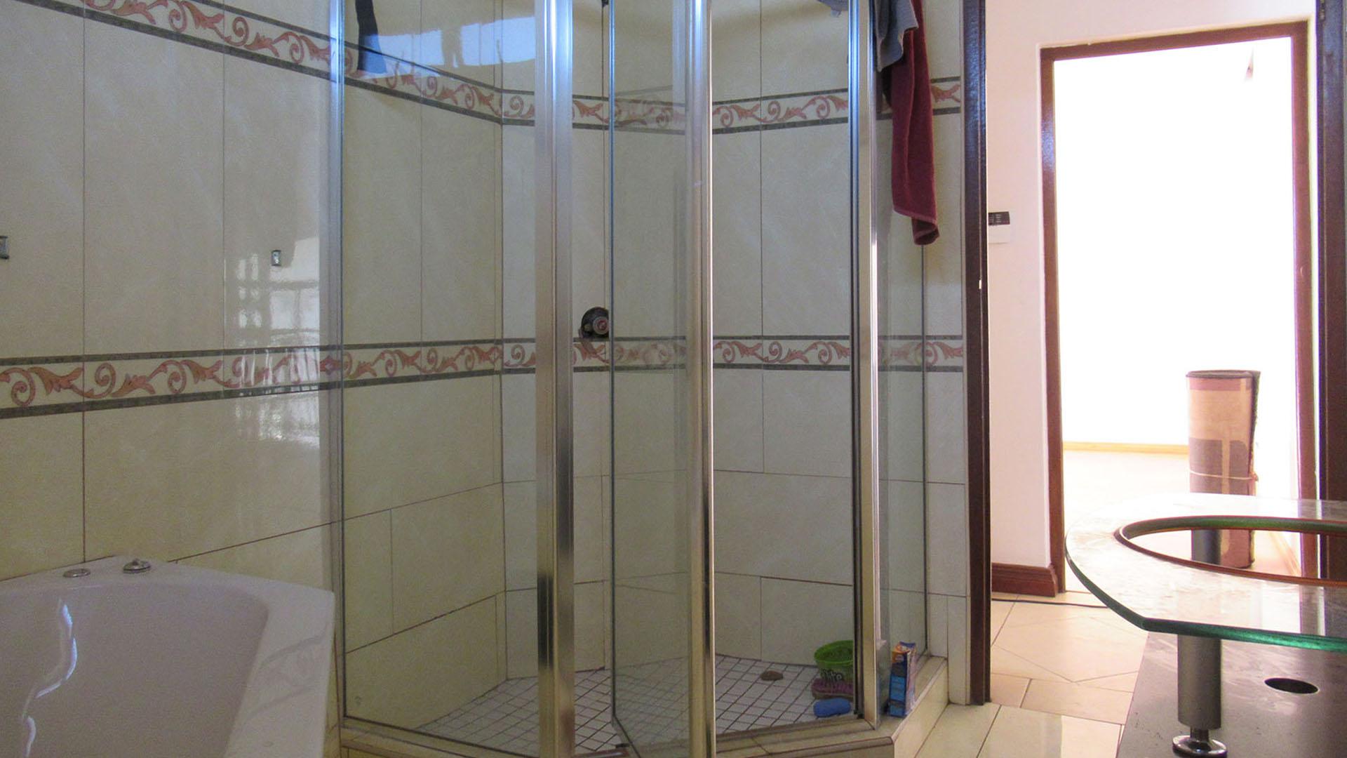 Bathroom 2 - 8 square meters of property in Lenasia