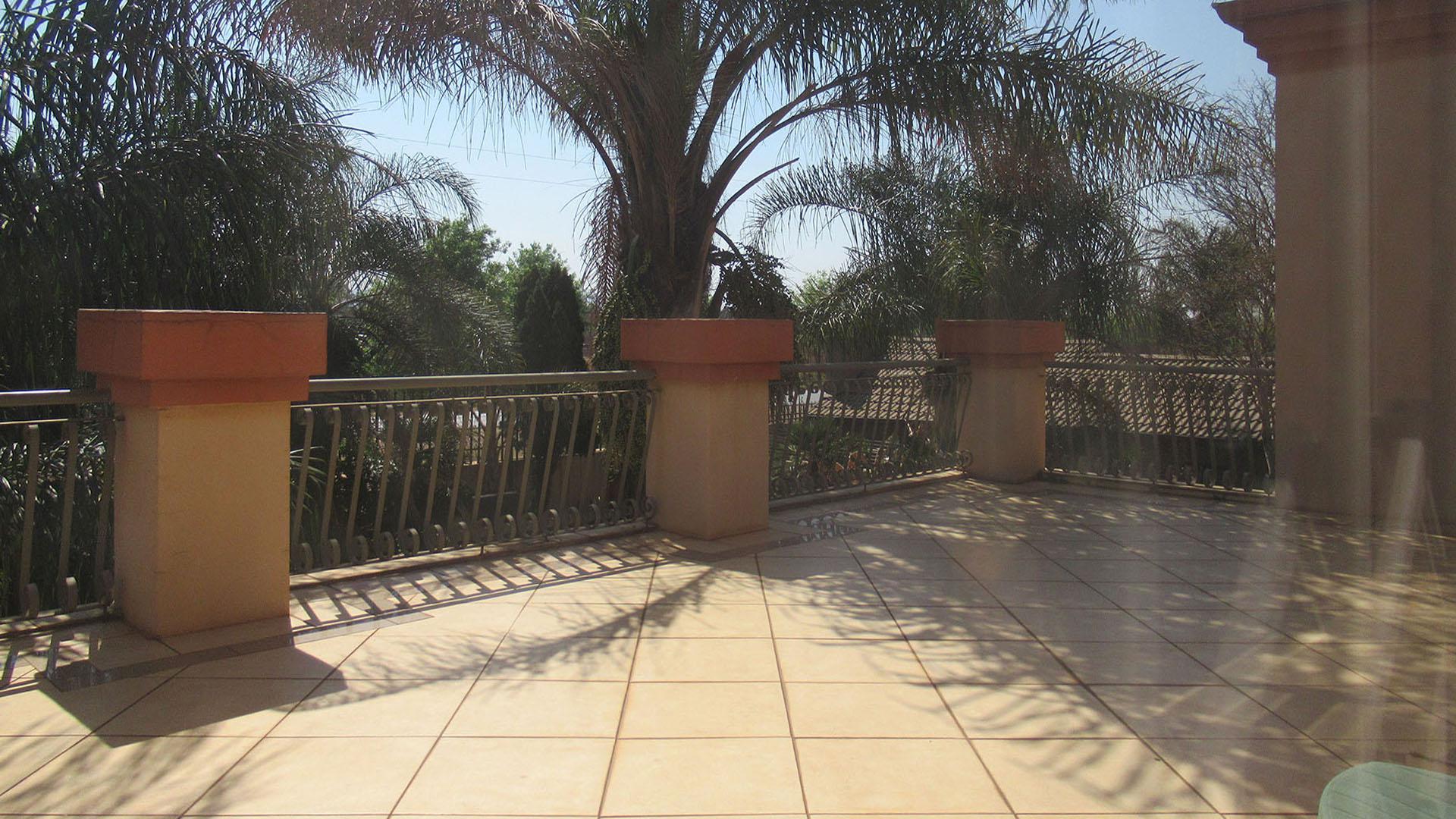 Balcony - 43 square meters of property in Lenasia