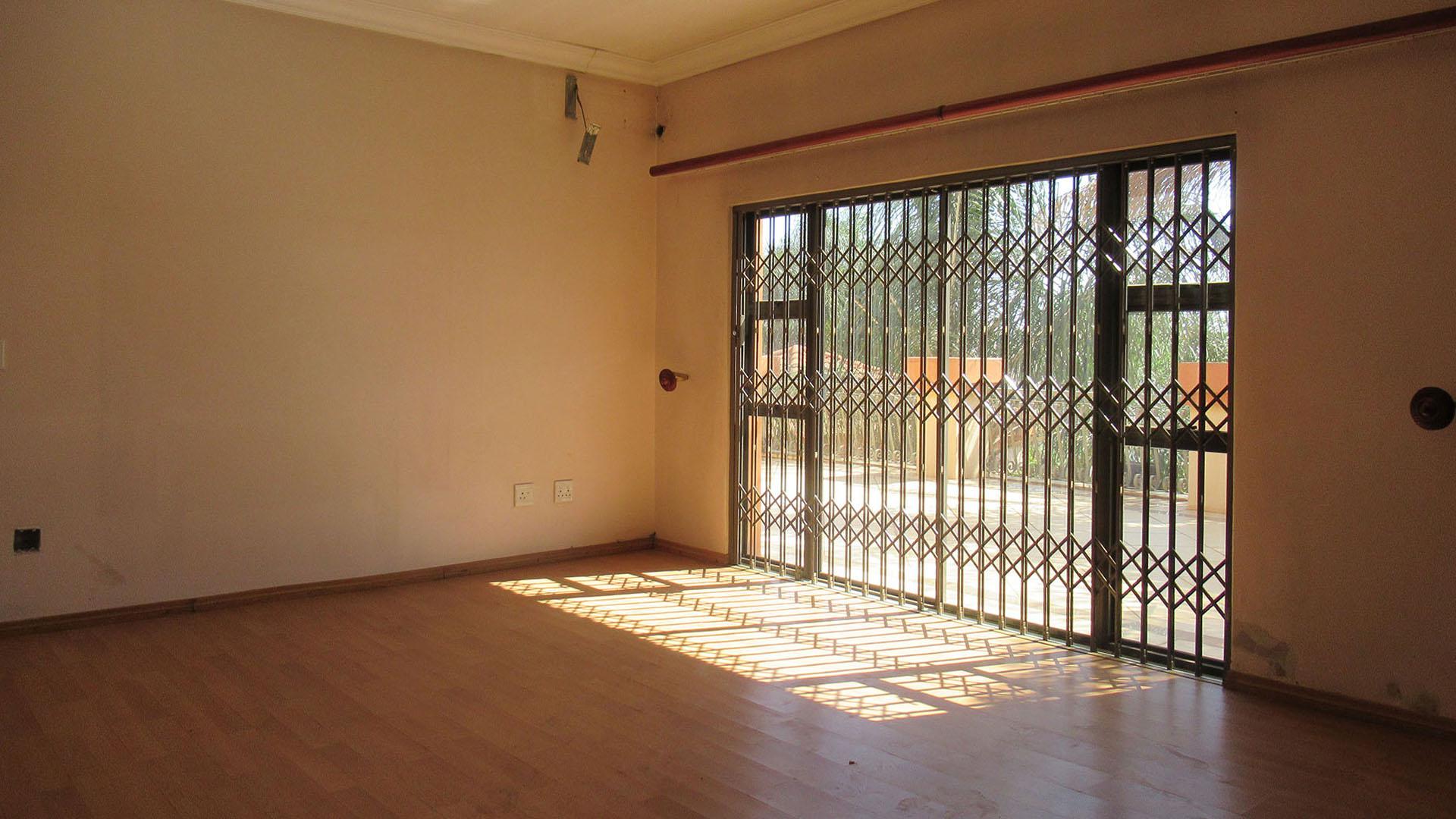 Main Bedroom - 40 square meters of property in Lenasia