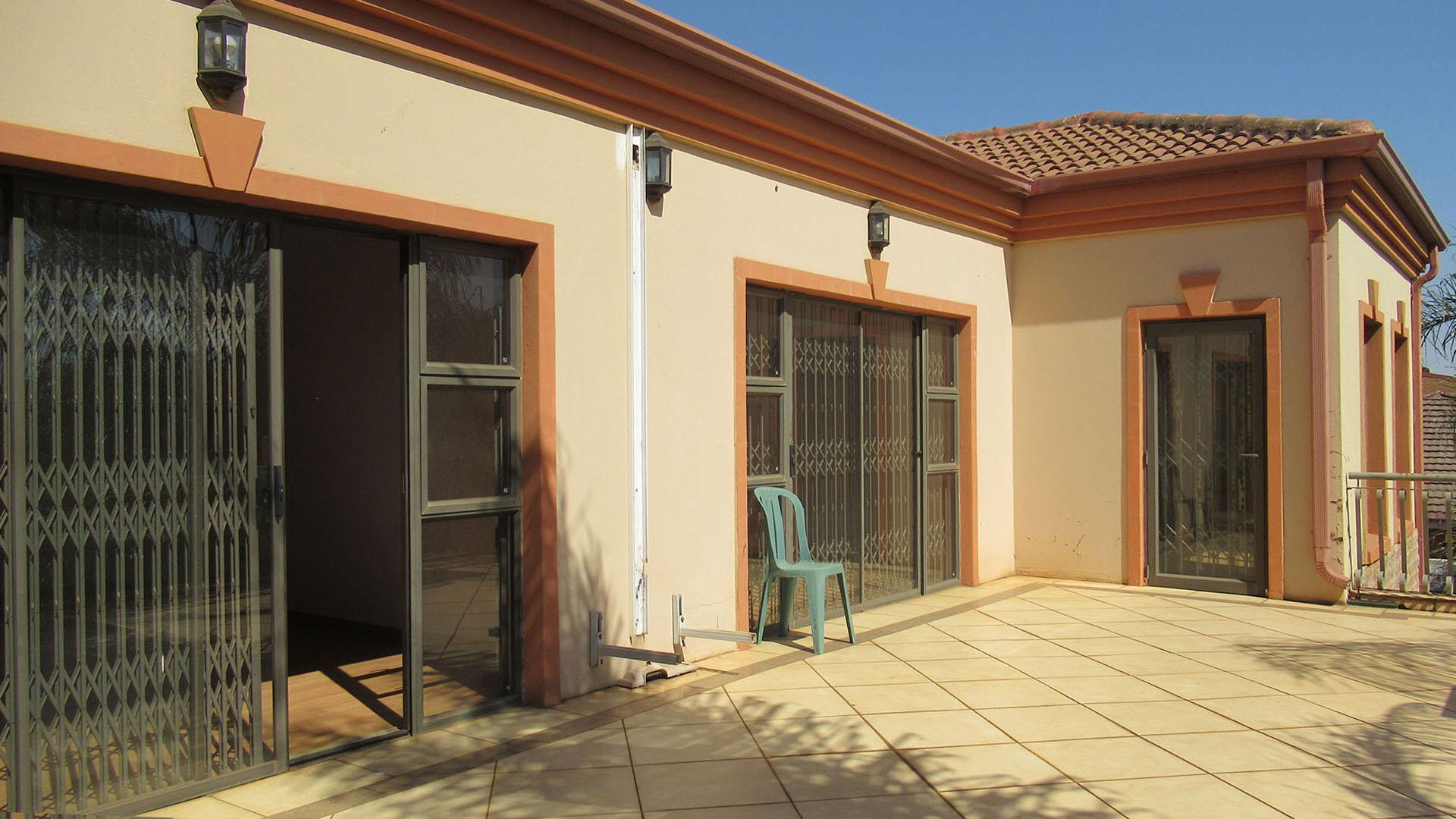 Balcony - 43 square meters of property in Lenasia