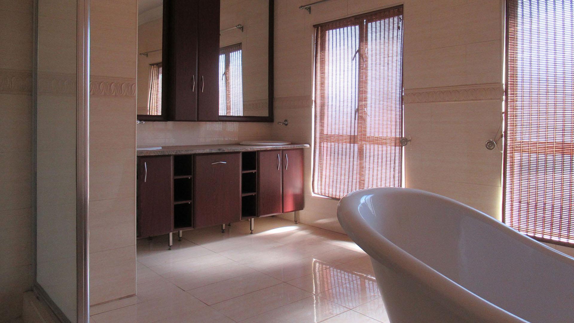 Main Bathroom - 16 square meters of property in Lenasia