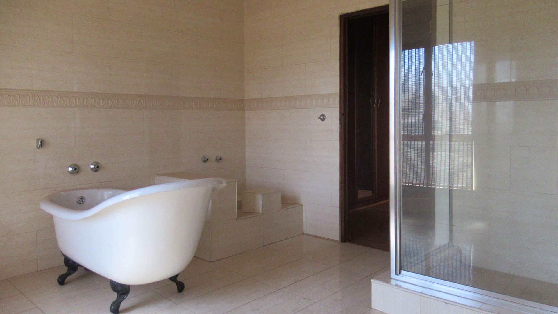 Main Bathroom - 16 square meters of property in Lenasia