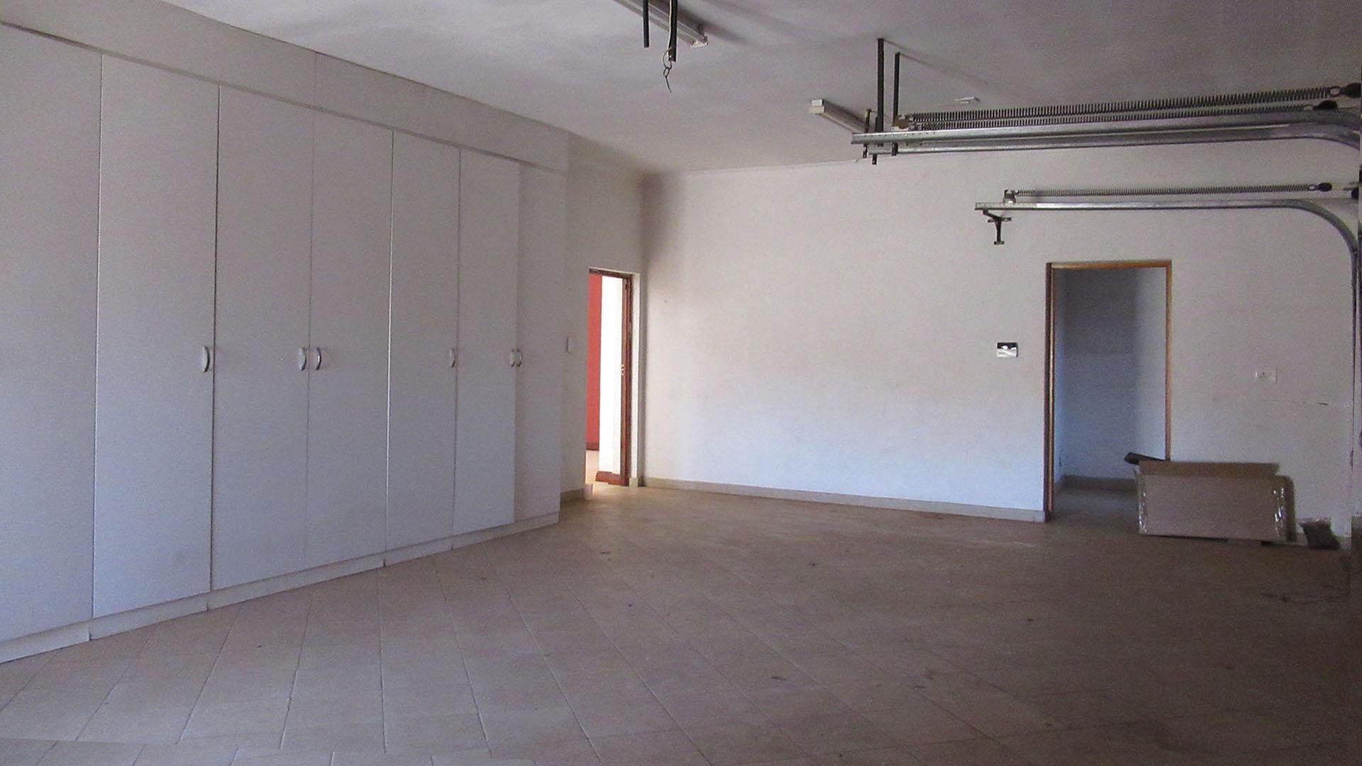 Spaces - 157 square meters of property in Lenasia