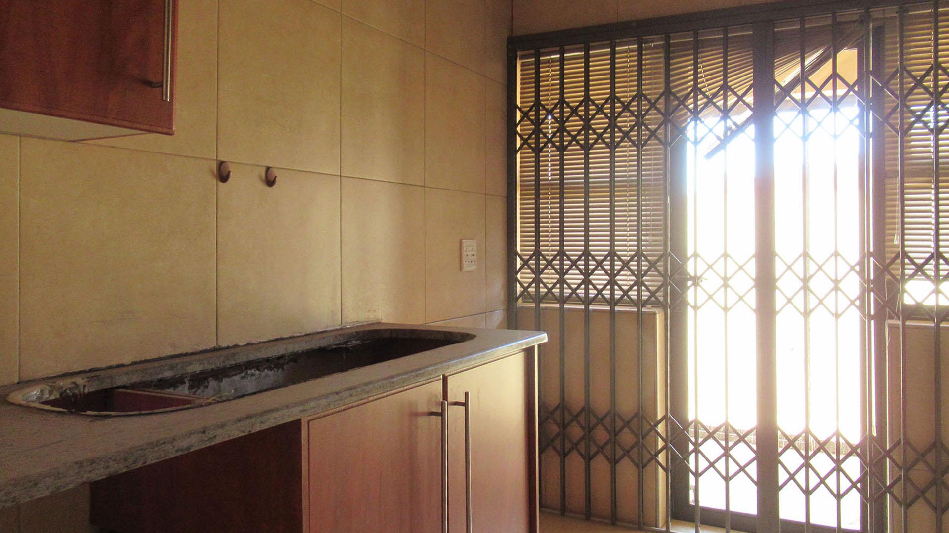 Scullery - 15 square meters of property in Lenasia