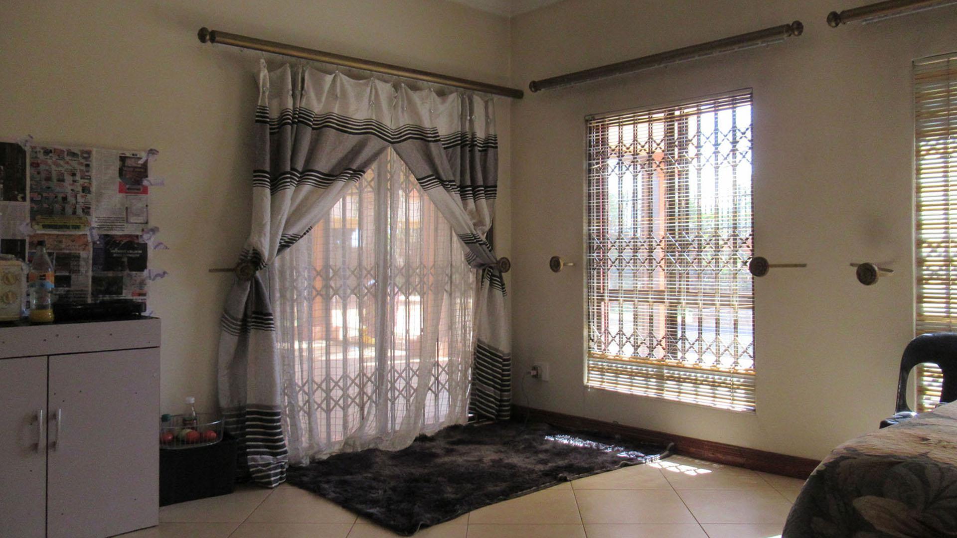 Bed Room 1 - 29 square meters of property in Lenasia