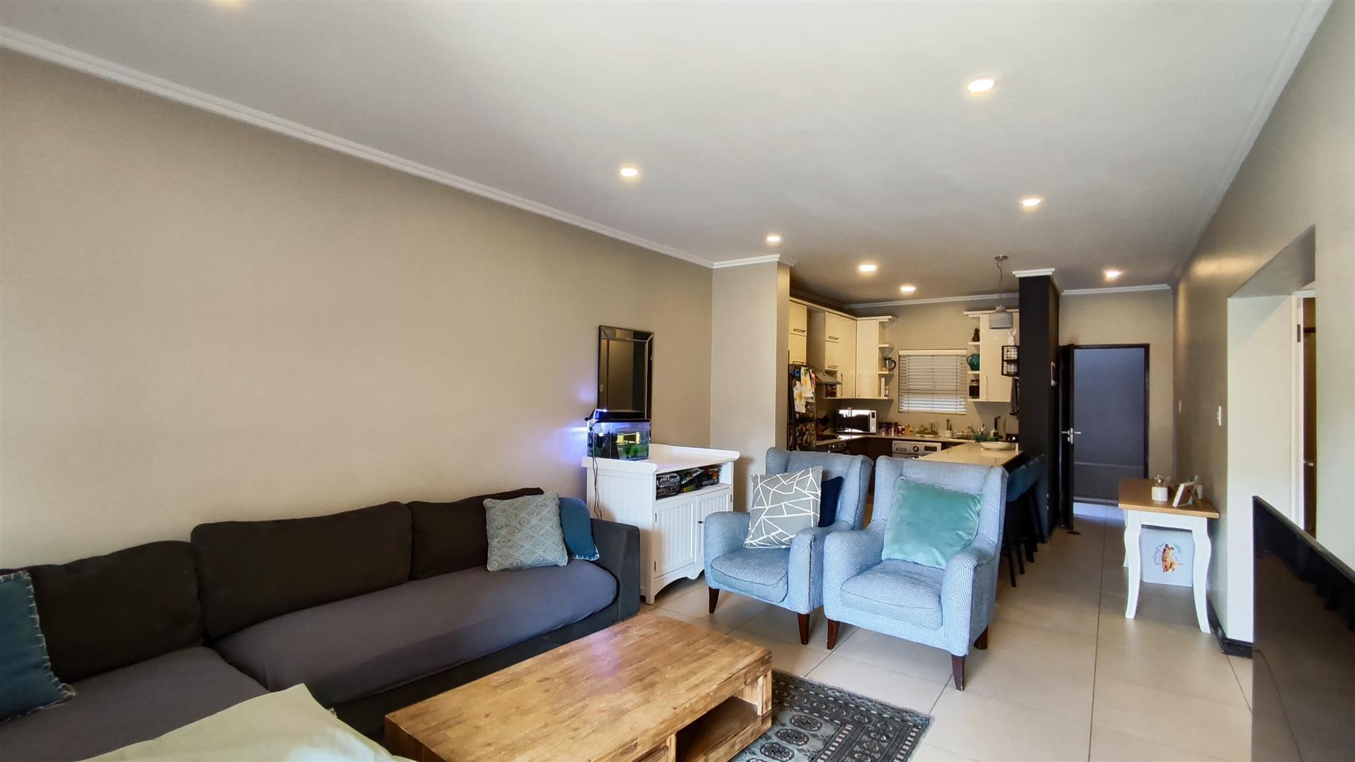 Lounges - 25 square meters of property in Bedfordview