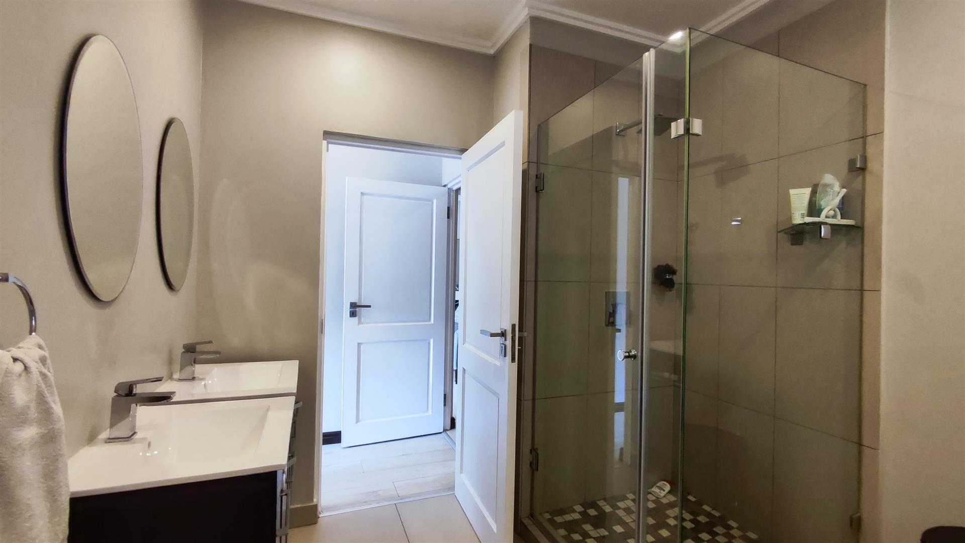 Bathroom 1 - 9 square meters of property in Bedfordview