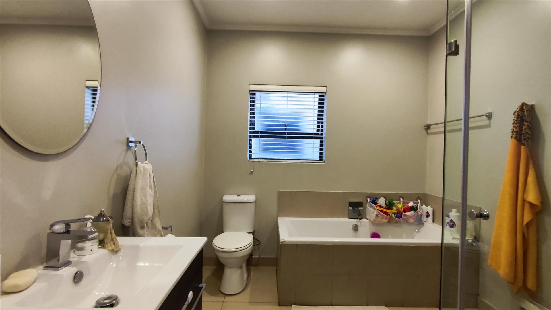 Bathroom 2 - 9 square meters of property in Bedfordview