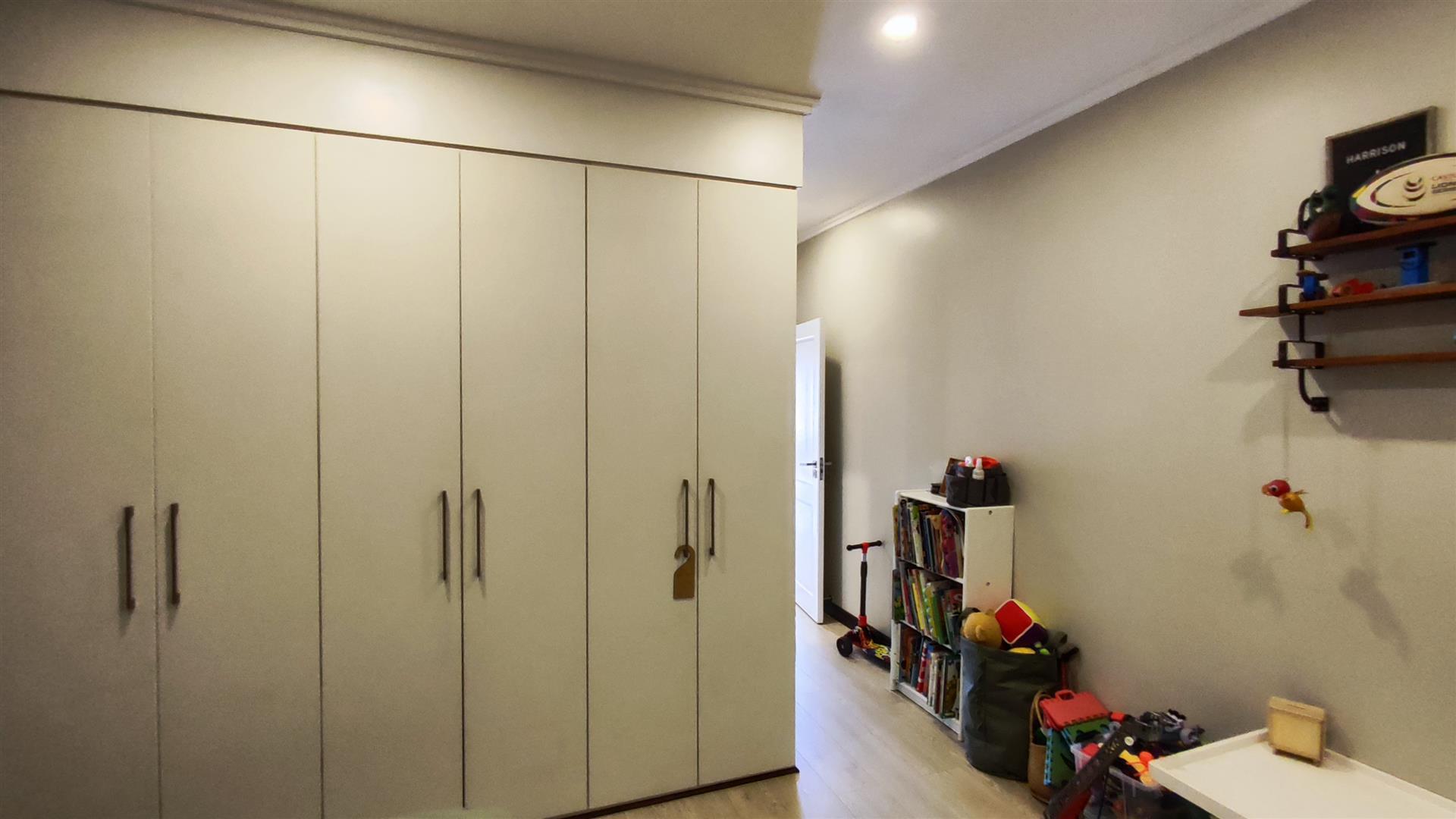 Bed Room 2 - 15 square meters of property in Bedfordview