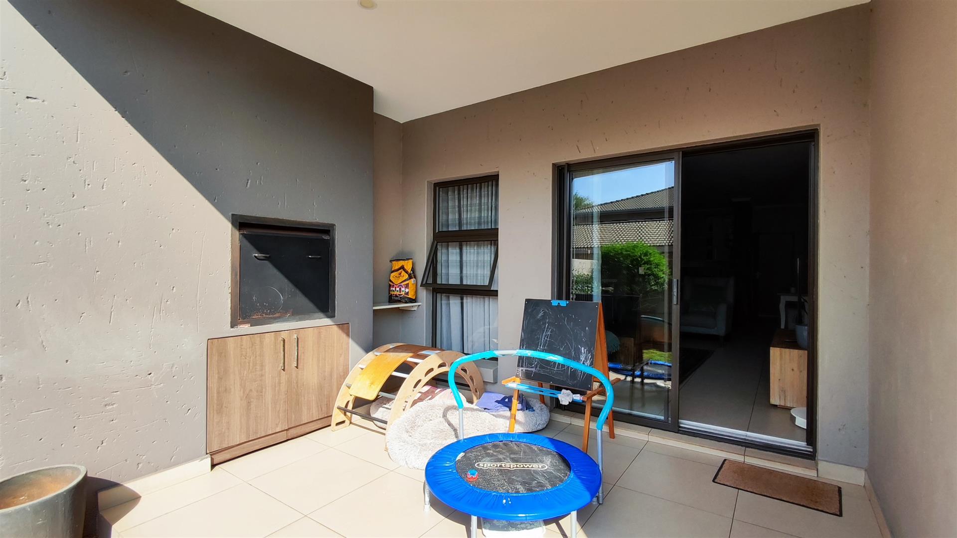 Patio - 11 square meters of property in Bedfordview