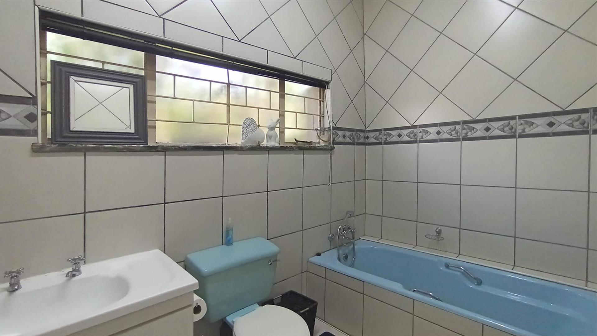 Main Bathroom - 6 square meters of property in Benoni AH