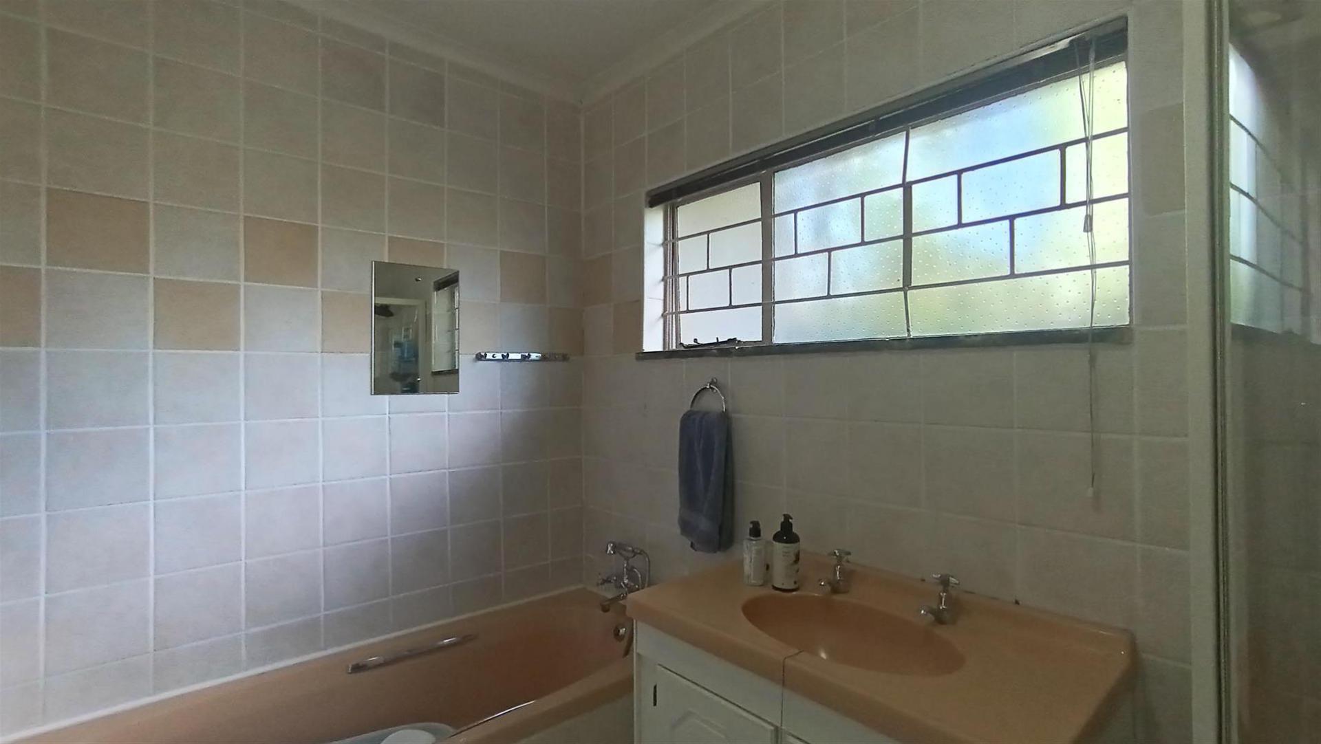 Bathroom 1 - 9 square meters of property in Benoni AH