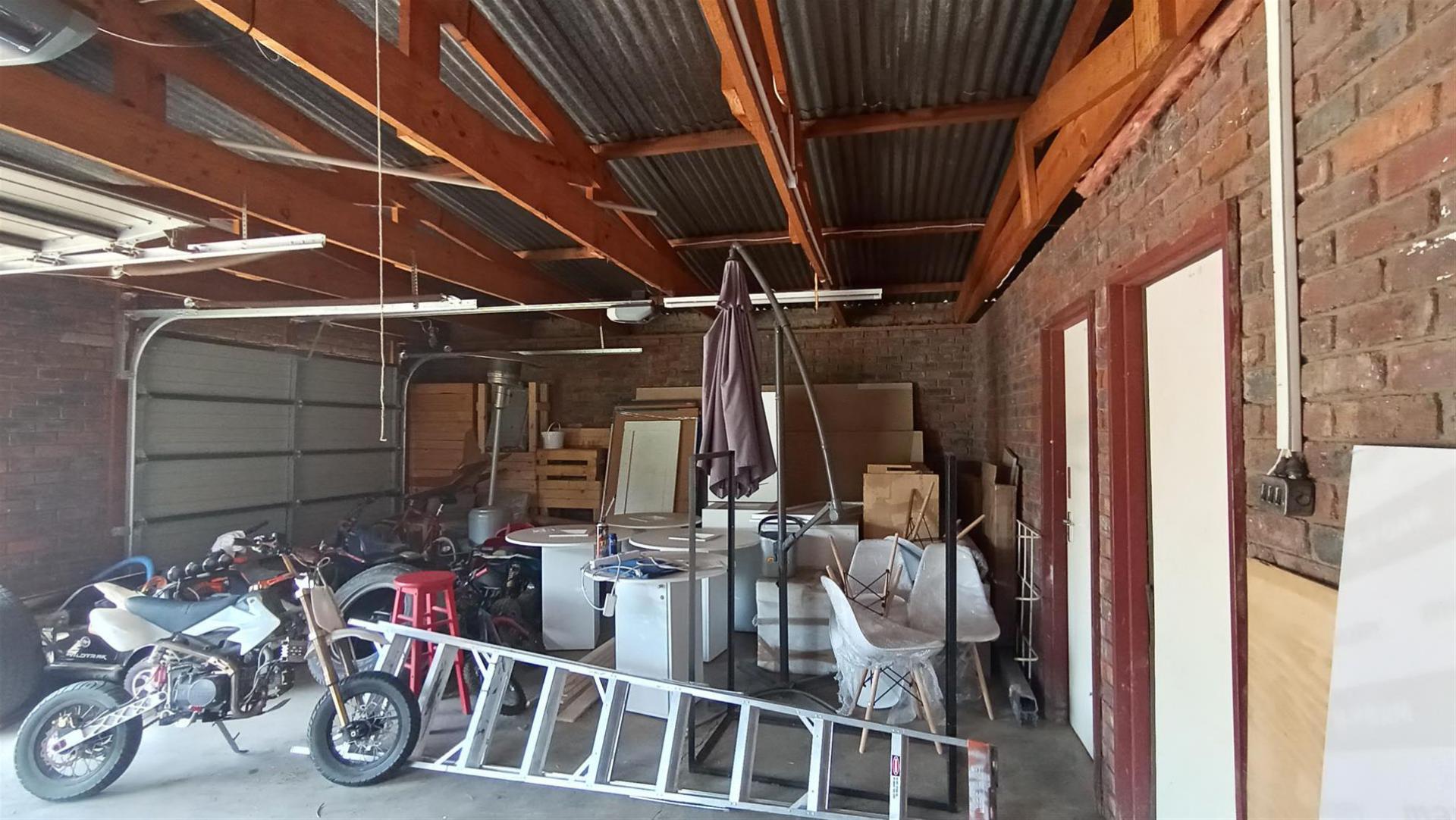 Spaces - 180 square meters of property in Benoni AH