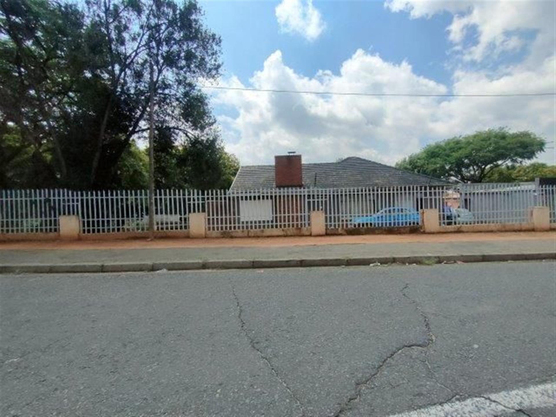 Front View of property in Kew