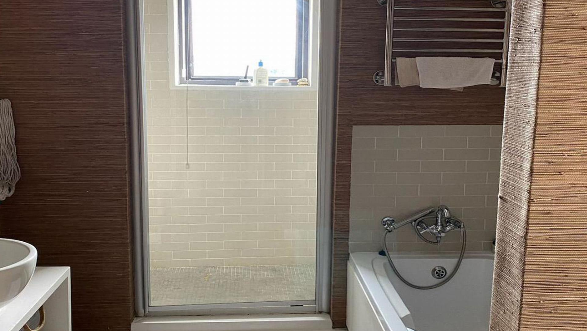 Main Bathroom - 13 square meters of property in Newtown