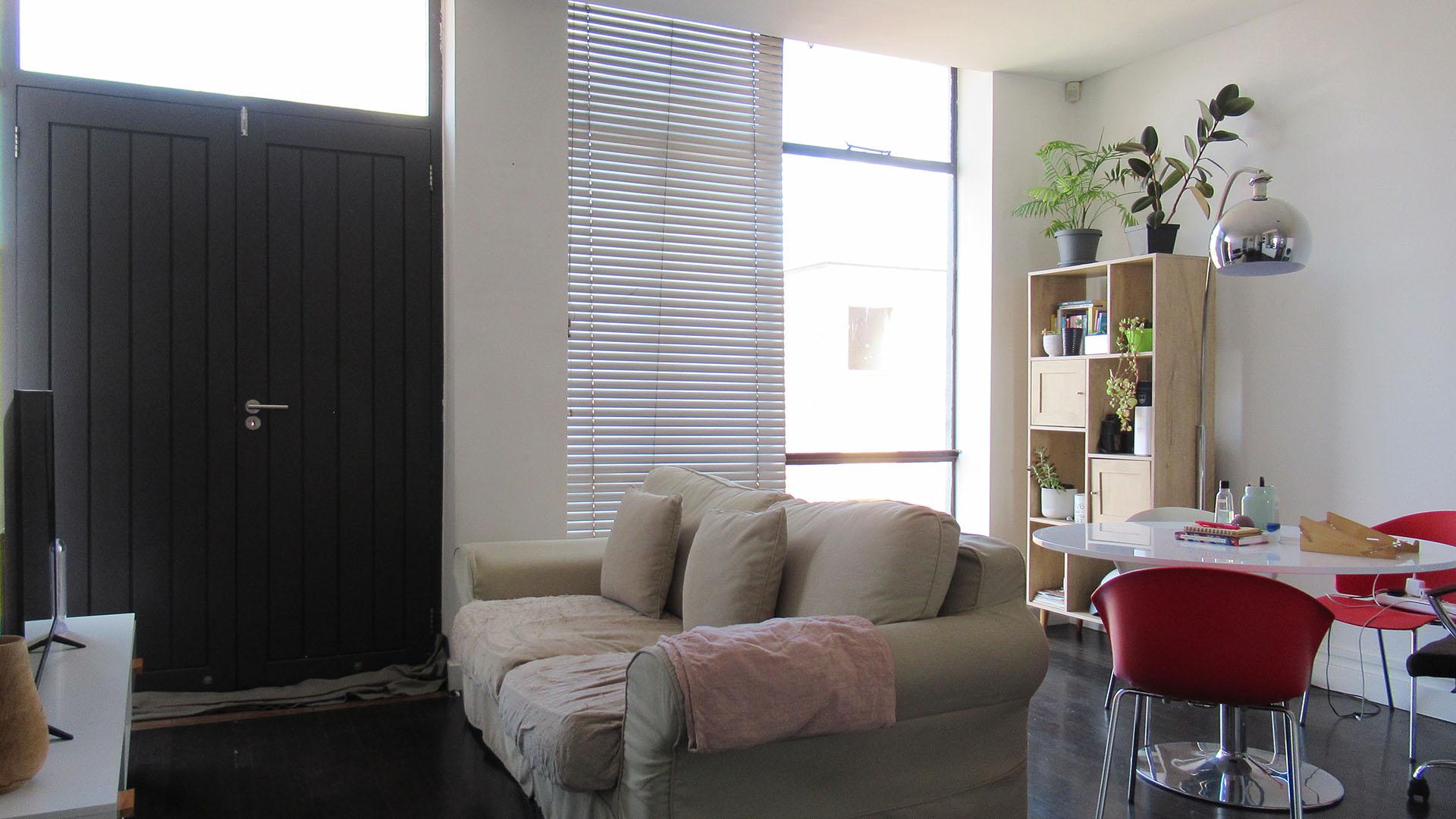 Lounges - 19 square meters of property in Newtown