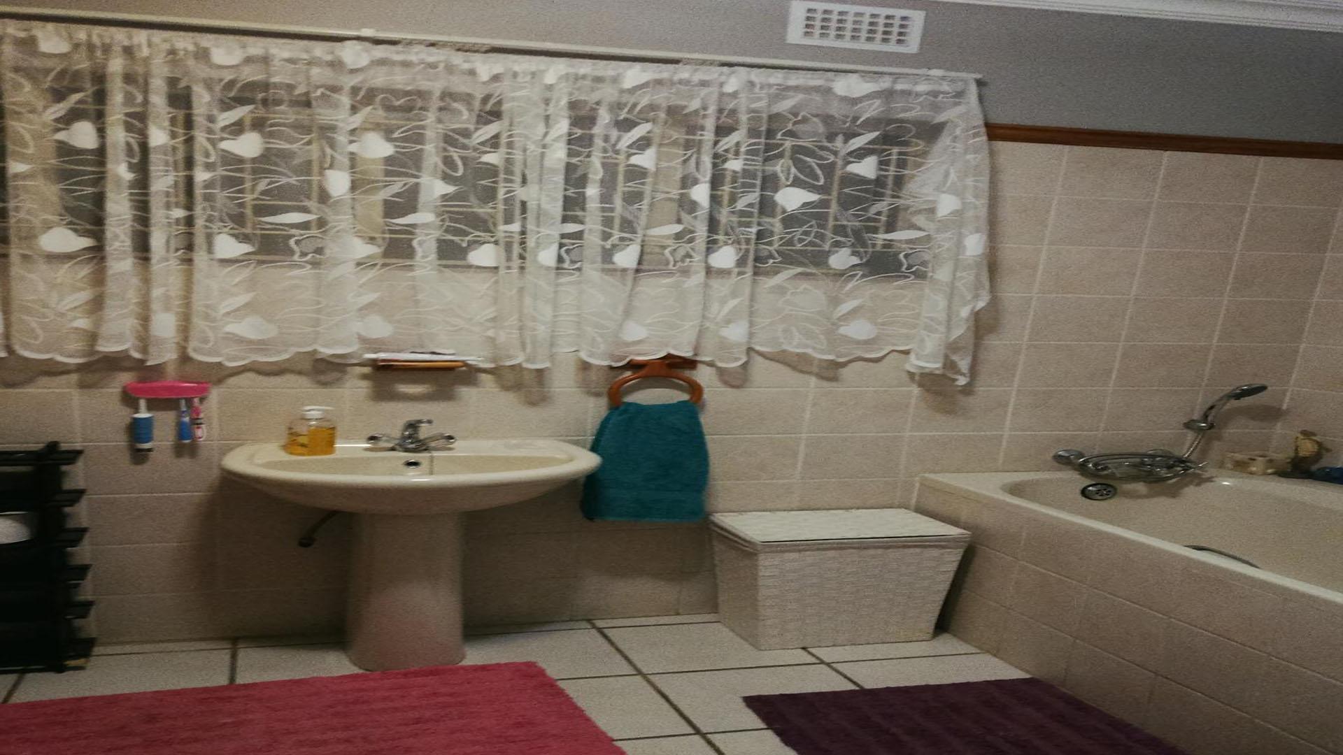 Bathroom 1 of property in Odendaalsrus