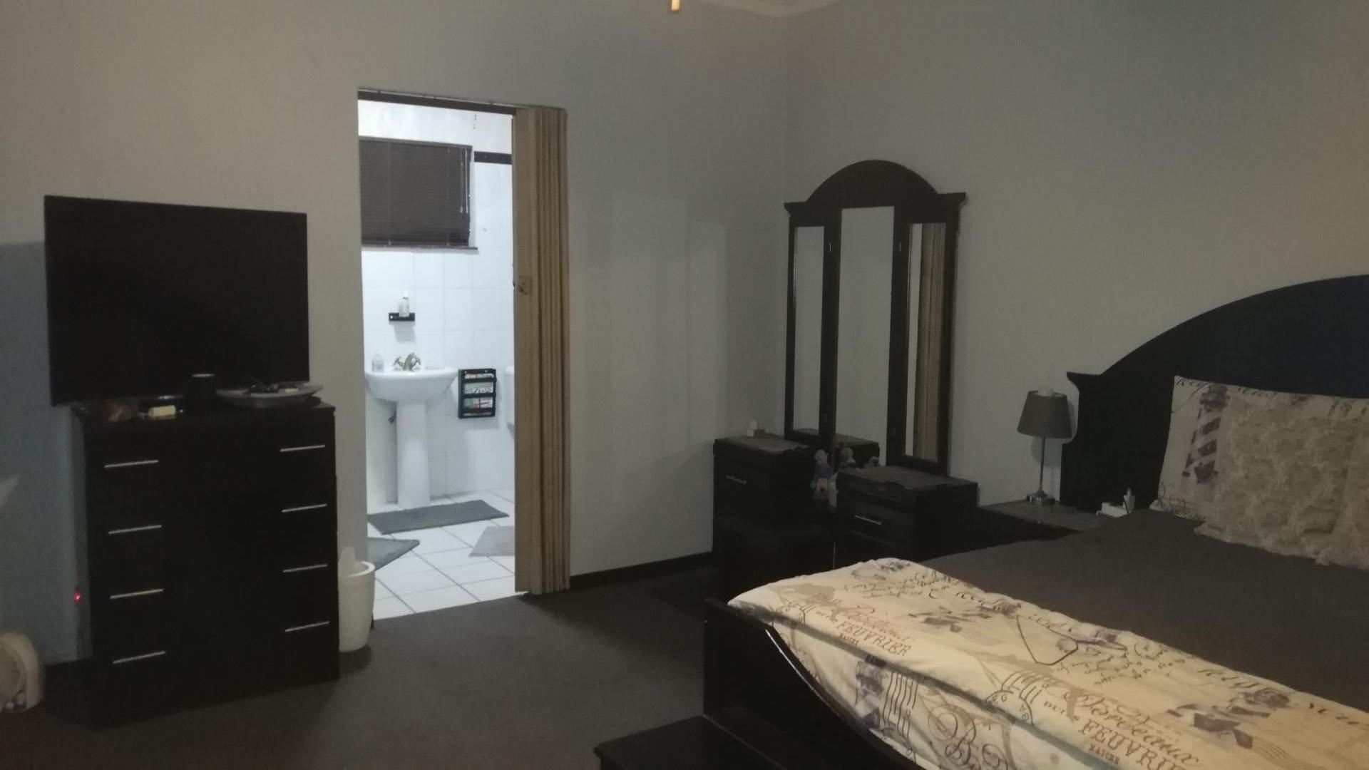 Main Bedroom of property in Odendaalsrus