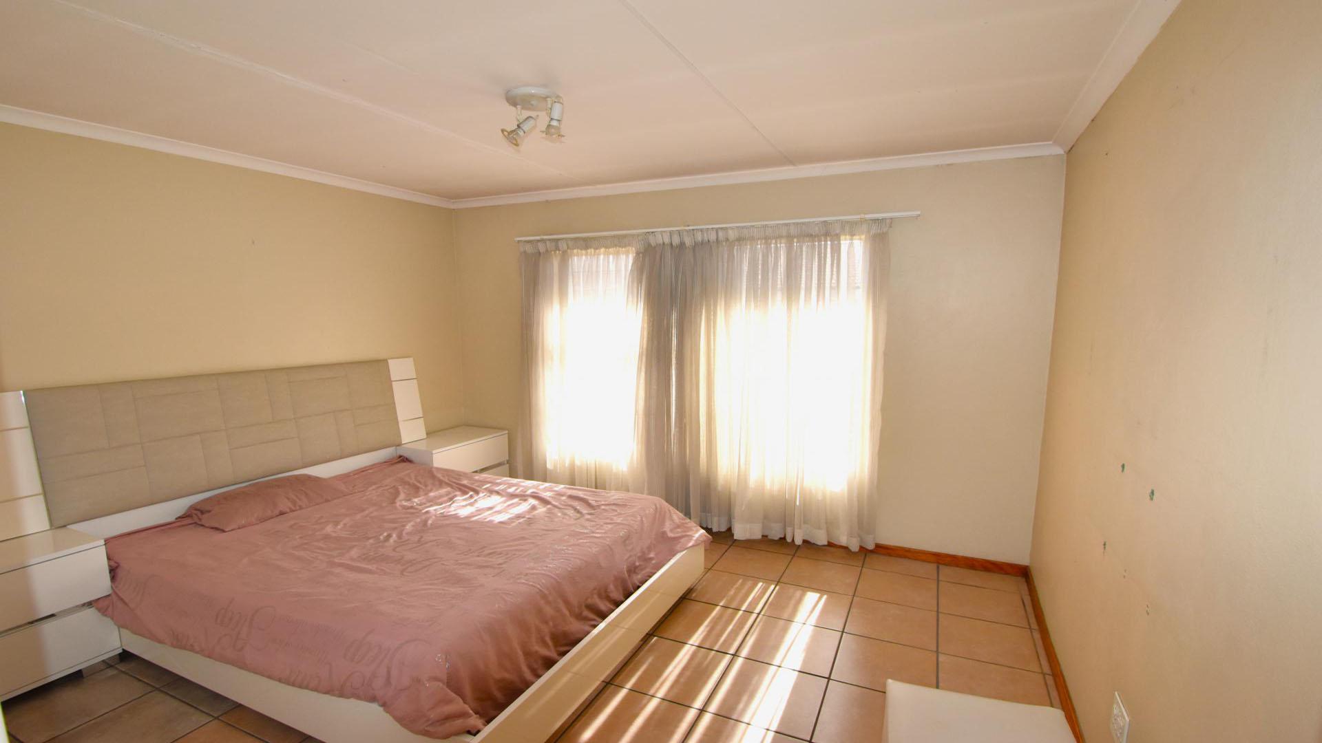 Bed Room 1 - 18 square meters of property in Van Dykpark