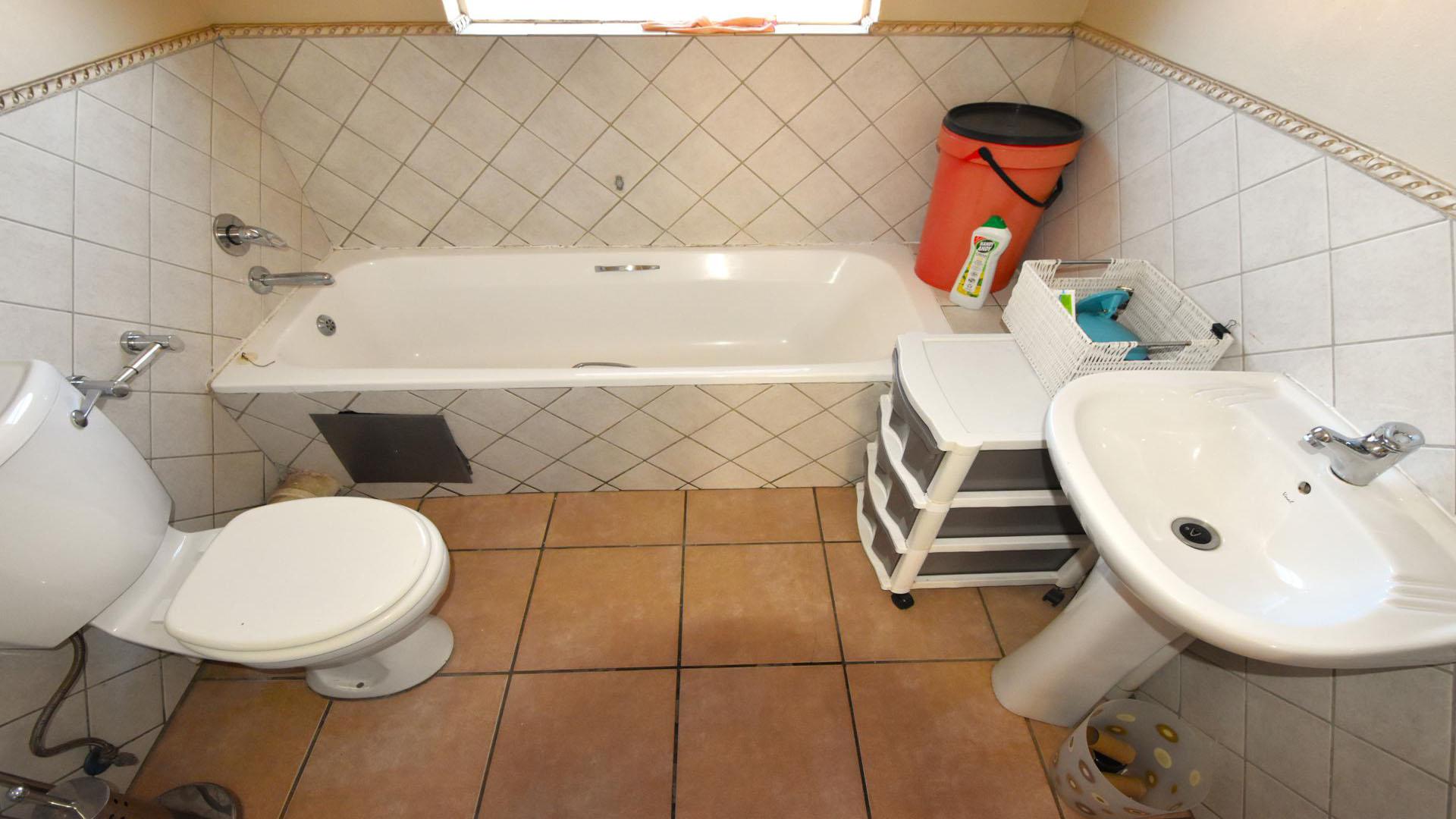 Bathroom 1 - 7 square meters of property in Van Dykpark