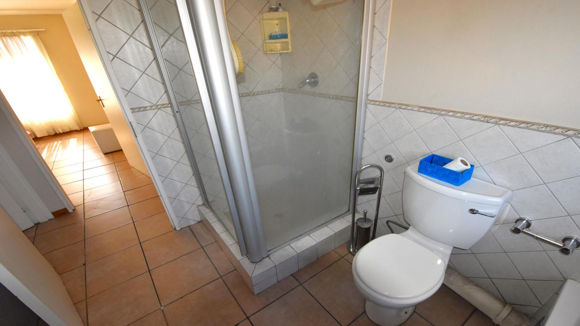 Bathroom 2 of property in Van Dykpark