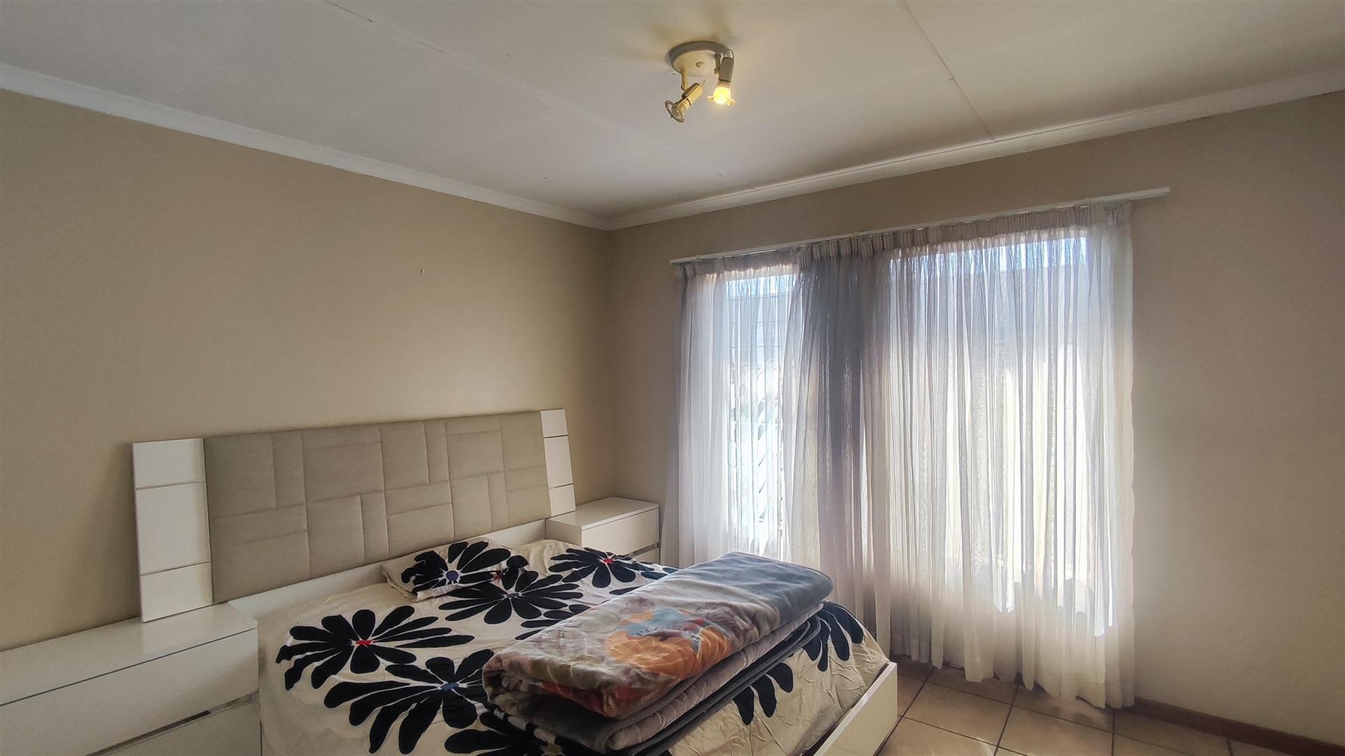 Bed Room 1 - 18 square meters of property in Van Dykpark