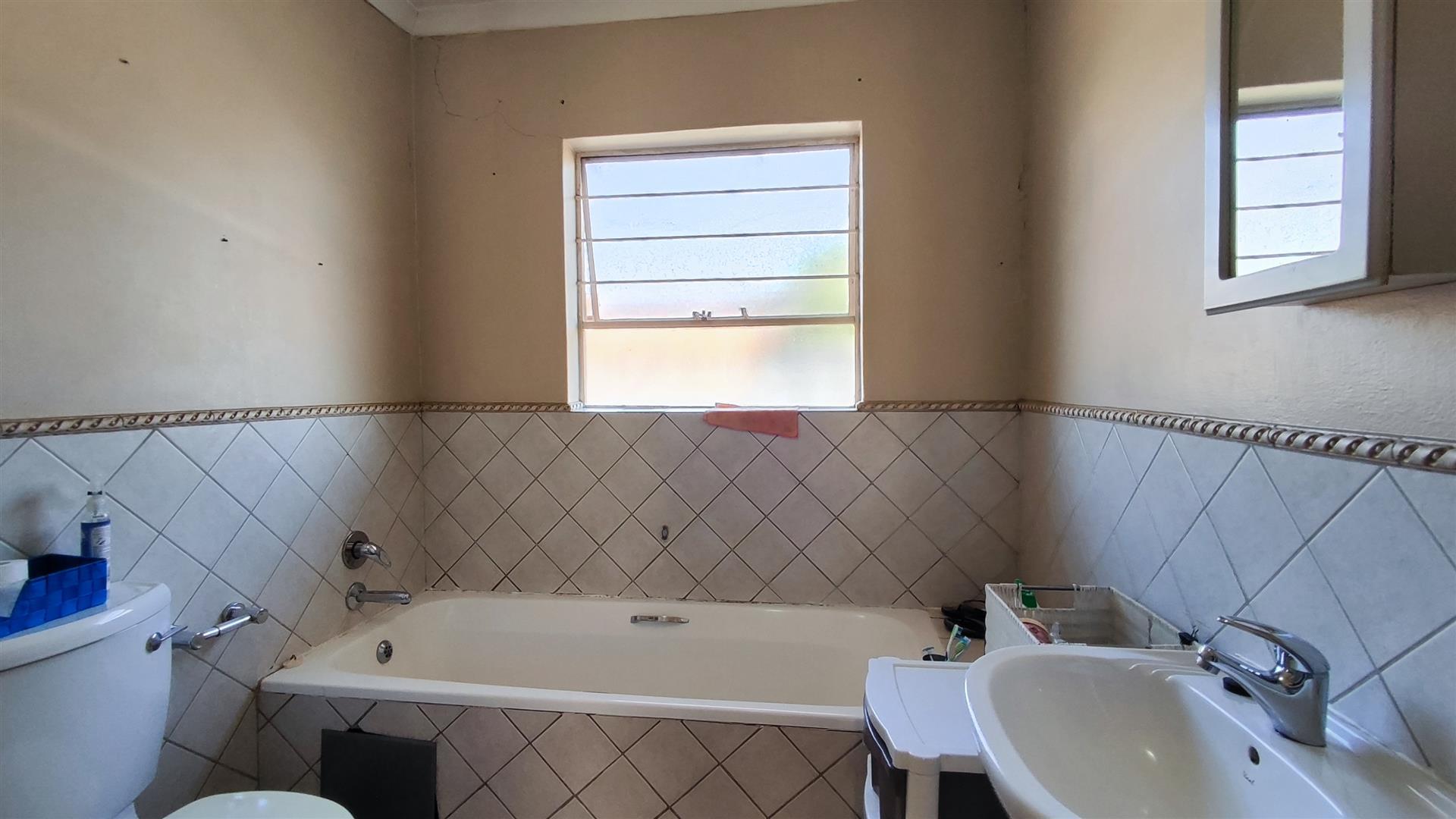 Bathroom 1 - 7 square meters of property in Van Dykpark