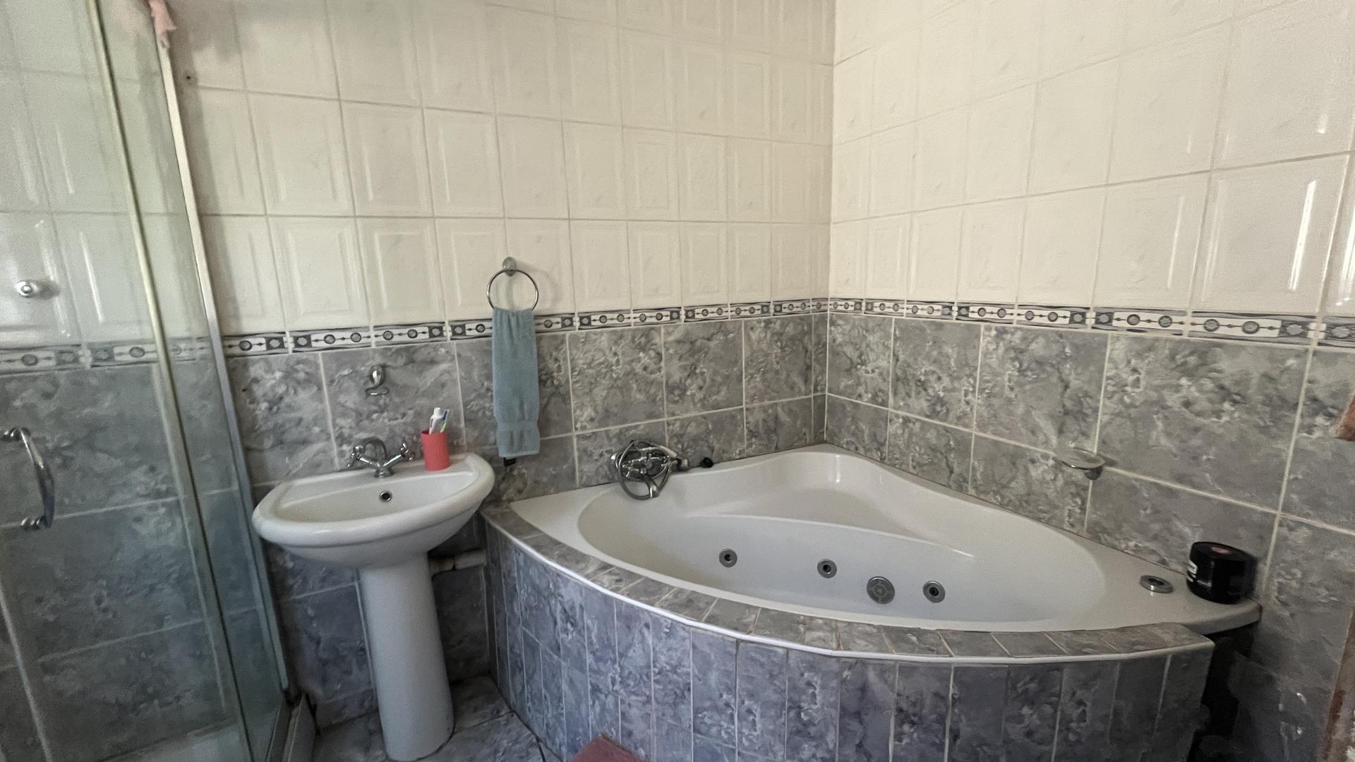 Bathroom 1 of property in Mangaung