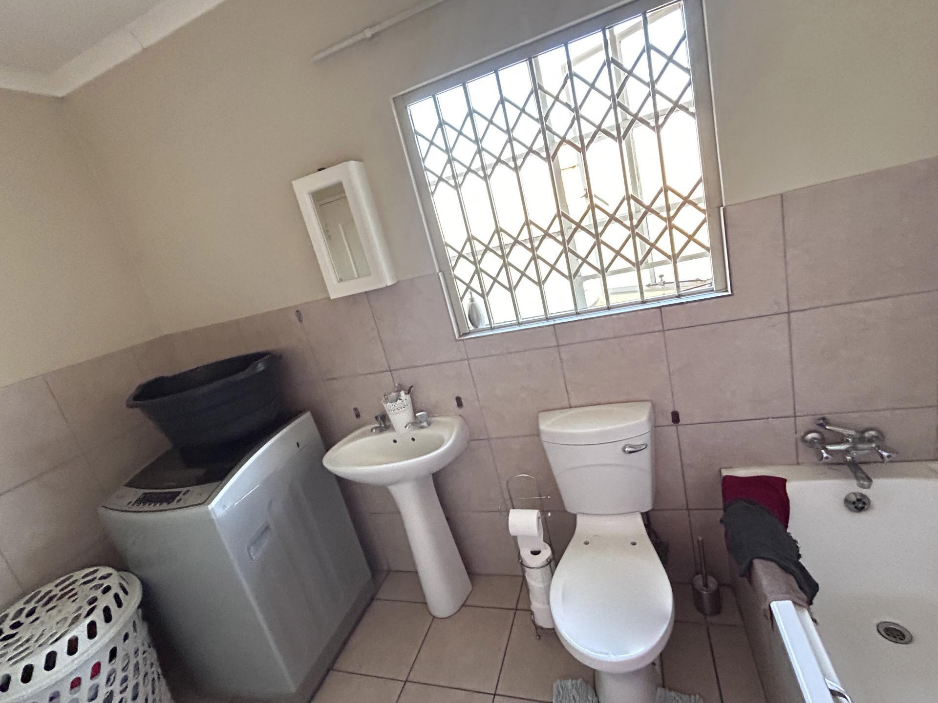Bathroom 1 of property in Emalahleni (Witbank) 