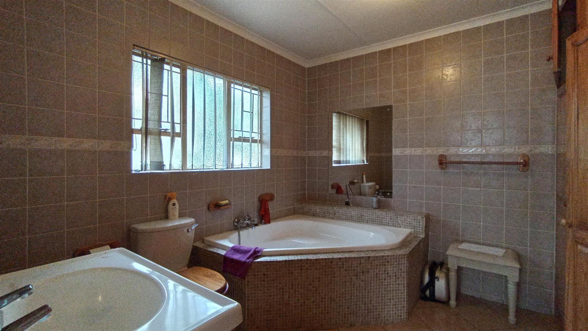 Main Bathroom - 10 square meters of property in Moreletapark