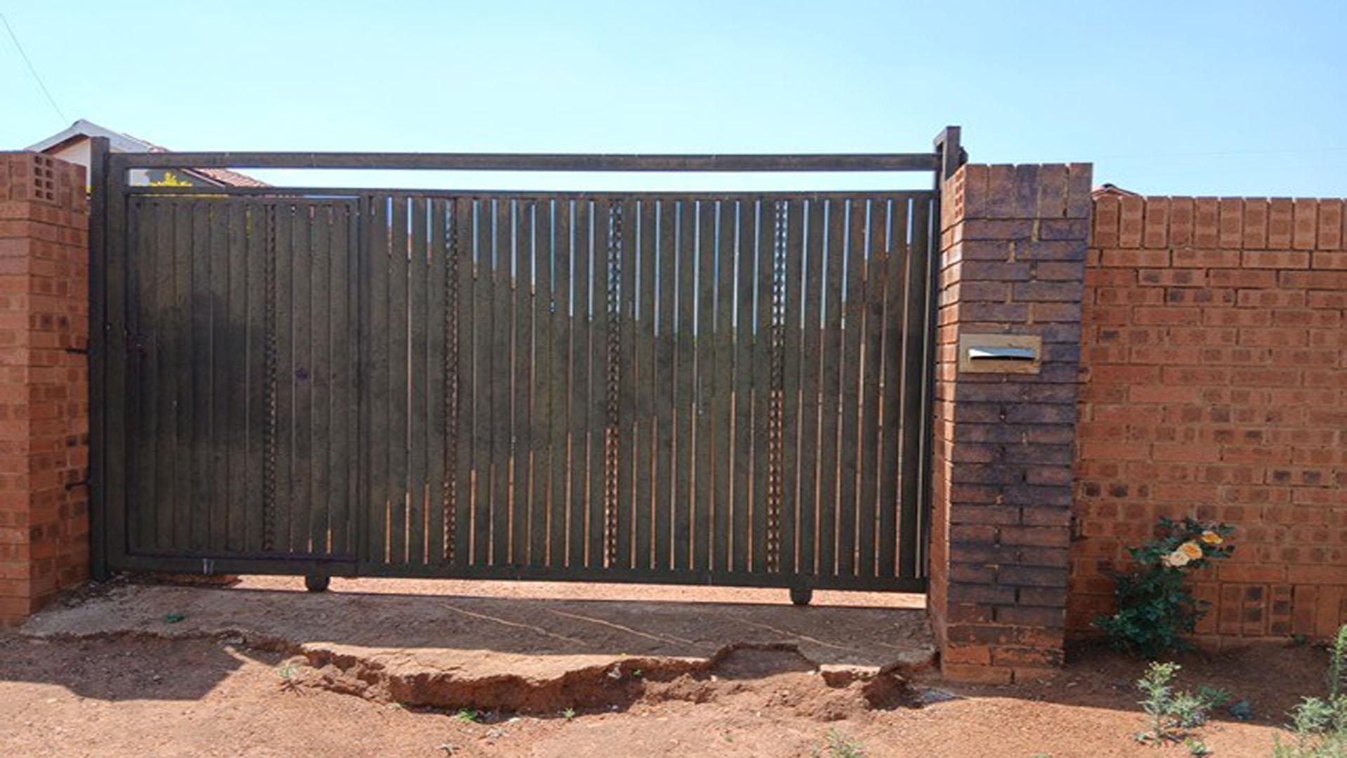 Front View of property in Protea Glen